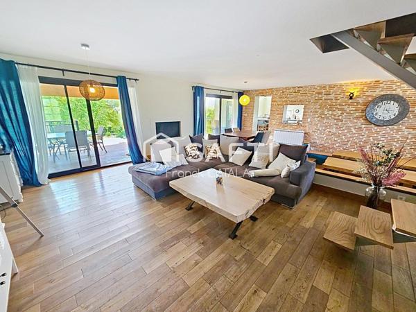 Belle vue pour cette contemporaine avec piscine