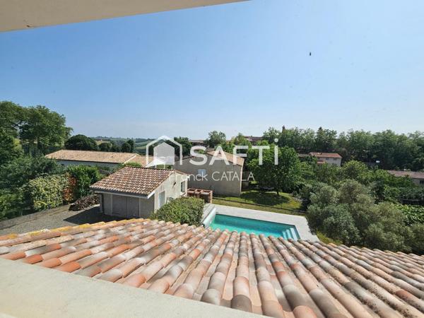 Belle vue pour cette contemporaine avec piscine