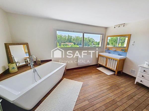 Belle vue pour cette contemporaine avec piscine