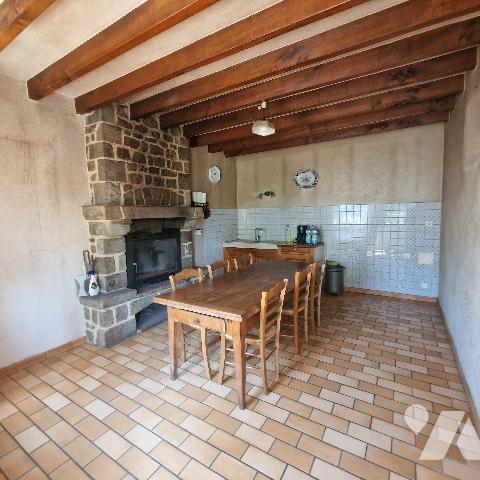 Maison en campagne comprenant cuisine, séjour, salle d'eau, wc, 3 chambres. Dépendances. Jardin