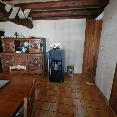 Maison en campagne comprenant cuisine, séjour, salle d'eau, wc, 3 chambres. Dépendances. Jardin