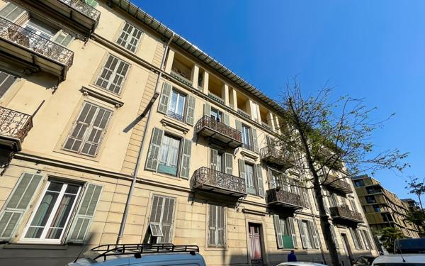 Appartement à vendre    2 pièces •  Nice