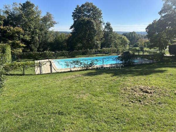 COUP DE COEUR ASSURE
Tombez sous le charme de ce Château de type Manoir aux airs de Toscane dans un environnement propice au repos et à la rêverie sur une parcelle de près de 5 hectares !
A mi-chemin entre Agen (3h de Paris direct TGV) et Villeneuve-sur-Lot, à proximité de Bergerac, (aéroport) cette propriété de 1830 se situe à 1 km d'un village avec toutes les commodités.
La propriété est en situation dominante au pied d'une colline boisée avec splendide vue sur la vallée du Lot.
L'entrée de la propriété vous mène tout d'abord à une belle allée goudronnée avec ses catalpas.
Le parc dispose de belles  terrasses à l'italienne avec de grands cyprès provenant de Toscane, de bassins aux nénuphars, statue et topiaire.
A proximité, vous disposez d un logement de gardien ayant gardé son authenticité avec ses tommettes : Une chambre, salle d eau et pièce de vie avec poêle à bois.
En arrivant, on aperçoit une belle gloriette en bois au fond d une allée arborée avec toujours cette vue magnifique ! L'allée de tilleuls aboutit à un kiosque.
La bâtisse principale fait environ 30 m de long sur 16 m de large et dispose de 2 étages.
La couverture en tuiles romanes est neuve.
Un peu d'histoire...
Une première rénovation avec modernisation des lieux fut réalisée vers 1920 par l'occupant d'alors, ambassadeur colombien, assisté de l'architecte Louis Basalo.
De nouveaux travaux de confort et de mise aux normes de tous les bâtiments ont été réalisés très récemment, permettant aux lieux de retrouver ainsi leur charme du début du 20e s.
Toutes les pièces sont spacieuses et lumineuses ; pièces de réception et de service au rez-de-chaussée, douze chambres, réparties entre les deux étages, avec chacune son point sanitaire privatif.
Partons pour une visite !
Au Rez de chaussée, la large porte vous accueille et donne sur une spacieuse galerie avec magnifiques carreaux de ciment.
Depuis l’entrée, l’accès à toutes les pièces principales du rez-de-chaussée est possible : un première salle à manger aux magnifiques boiseries et sa cheminée vous mène à un charmant bureau.
A l'arrière, une cuisine au charme ancien avec cheminée vous attend avec terrasse à l'arrière. Buanderie avec possibilité de douche.
Une belle bibliothèque au cachet anglais avec parquet point de Hongrie vous attend, puis bureau avec boiseries et pyrogravures signées narrant la conquête de Carthagène, puis grand salon avec cheminée.
L’escalier de bois en vis suspendu vous mène à l’étage où une belle galerie traversante vous attend.
Sur ce niveau, vous disposez de 7 chambres dont 4 donnant sur l'avant de la propriété avec vue sur le domaine. Elles disposent de toilettes et salle d'eau associées.
Des toilettes ont été installées près de la dernière pièce de l’étage et, une buanderie, avec rangements, placards anciens et lavabo, lui fait suite.

Dans l'entresol, se trouve ce qui était la chambre du chauffeur au 20e s., qui est à réaménager.
Au second étage, une chambre, logée sous les toits, bénéficie d’une vue époustouflante sur la vallée, puis deux autres chambres et leur salle de douche.

Les rénovations menées, respectueuses de l'histoire des lieux et d’une grande qualité, ont permis de magnifier l’ensemble de la propriété distinguée par le label de la Fondation du patrimoine.

À noter également à l extérieur :
Une grande piscine de 100M3 avec larges terrasses.
Nombreuses. menuiseries neuves.
Un grand lavoir et une pièce à usage d’atelier ou de stockage.
Un grand bâtiment en dépendance (qui assemble un garage, un chai et un pigeonnier), attenant à la demeure, est à proximité de la propriété.
Stationnements possibles à divers endroits sur le parc.

Amoureux de l'authenticité, que vous soyez une grande famille ou que vous ayez le projet d'une maison d'hôtes, ce bien mérite absolument une visite !