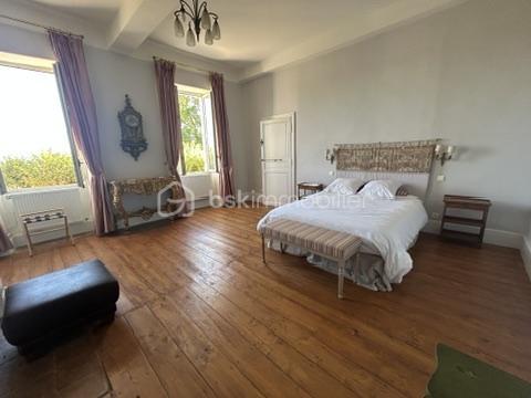 COUP DE COEUR ASSURE
Tombez sous le charme de ce Château de type Manoir aux airs de Toscane dans un environnement propice au repos et à la rêverie sur une parcelle de près de 5 hectares !
A mi-chemin entre Agen (3h de Paris direct TGV) et Villeneuve-sur-Lot, à proximité de Bergerac, (aéroport) cette propriété de 1830 se situe à 1 km d'un village avec toutes les commodités.
La propriété est en situation dominante au pied d'une colline boisée avec splendide vue sur la vallée du Lot.
L'entrée de la propriété vous mène tout d'abord à une belle allée goudronnée avec ses catalpas.
Le parc dispose de belles  terrasses à l'italienne avec de grands cyprès provenant de Toscane, de bassins aux nénuphars, statue et topiaire.
A proximité, vous disposez d un logement de gardien ayant gardé son authenticité avec ses tommettes : Une chambre, salle d eau et pièce de vie avec poêle à bois.
En arrivant, on aperçoit une belle gloriette en bois au fond d une allée arborée avec toujours cette vue magnifique ! L'allée de tilleuls aboutit à un kiosque.
La bâtisse principale fait environ 30 m de long sur 16 m de large et dispose de 2 étages.
La couverture en tuiles romanes est neuve.
Un peu d'histoire...
Une première rénovation avec modernisation des lieux fut réalisée vers 1920 par l'occupant d'alors, ambassadeur colombien, assisté de l'architecte Louis Basalo.
De nouveaux travaux de confort et de mise aux normes de tous les bâtiments ont été réalisés très récemment, permettant aux lieux de retrouver ainsi leur charme du début du 20e s.
Toutes les pièces sont spacieuses et lumineuses ; pièces de réception et de service au rez-de-chaussée, douze chambres, réparties entre les deux étages, avec chacune son point sanitaire privatif.
Partons pour une visite !
Au Rez de chaussée, la large porte vous accueille et donne sur une spacieuse galerie avec magnifiques carreaux de ciment.
Depuis l’entrée, l’accès à toutes les pièces principales du rez-de-chaussée est possible : un première salle à manger aux magnifiques boiseries et sa cheminée vous mène à un charmant bureau.
A l'arrière, une cuisine au charme ancien avec cheminée vous attend avec terrasse à l'arrière. Buanderie avec possibilité de douche.
Une belle bibliothèque au cachet anglais avec parquet point de Hongrie vous attend, puis bureau avec boiseries et pyrogravures signées narrant la conquête de Carthagène, puis grand salon avec cheminée.
L’escalier de bois en vis suspendu vous mène à l’étage où une belle galerie traversante vous attend.
Sur ce niveau, vous disposez de 7 chambres dont 4 donnant sur l'avant de la propriété avec vue sur le domaine. Elles disposent de toilettes et salle d'eau associées.
Des toilettes ont été installées près de la dernière pièce de l’étage et, une buanderie, avec rangements, placards anciens et lavabo, lui fait suite.

Dans l'entresol, se trouve ce qui était la chambre du chauffeur au 20e s., qui est à réaménager.
Au second étage, une chambre, logée sous les toits, bénéficie d’une vue époustouflante sur la vallée, puis deux autres chambres et leur salle de douche.

Les rénovations menées, respectueuses de l'histoire des lieux et d’une grande qualité, ont permis de magnifier l’ensemble de la propriété distinguée par le label de la Fondation du patrimoine.

À noter également à l extérieur :
Une grande piscine de 100M3 avec larges terrasses.
Nombreuses. menuiseries neuves.
Un grand lavoir et une pièce à usage d’atelier ou de stockage.
Un grand bâtiment en dépendance (qui assemble un garage, un chai et un pigeonnier), attenant à la demeure, est à proximité de la propriété.
Stationnements possibles à divers endroits sur le parc.

Amoureux de l'authenticité, que vous soyez une grande famille ou que vous ayez le projet d'une maison d'hôtes, ce bien mérite absolument une visite !