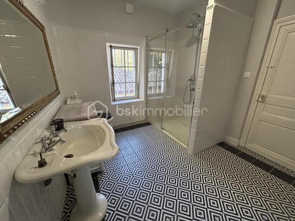 COUP DE COEUR ASSURE
Tombez sous le charme de ce Château de type Manoir aux airs de Toscane dans un environnement propice au repos et à la rêverie sur une parcelle de près de 5 hectares !
A mi-chemin entre Agen (3h de Paris direct TGV) et Villeneuve-sur-Lot, à proximité de Bergerac, (aéroport) cette propriété de 1830 se situe à 1 km d'un village avec toutes les commodités.
La propriété est en situation dominante au pied d'une colline boisée avec splendide vue sur la vallée du Lot.
L'entrée de la propriété vous mène tout d'abord à une belle allée goudronnée avec ses catalpas.
Le parc dispose de belles  terrasses à l'italienne avec de grands cyprès provenant de Toscane, de bassins aux nénuphars, statue et topiaire.
A proximité, vous disposez d un logement de gardien ayant gardé son authenticité avec ses tommettes : Une chambre, salle d eau et pièce de vie avec poêle à bois.
En arrivant, on aperçoit une belle gloriette en bois au fond d une allée arborée avec toujours cette vue magnifique ! L'allée de tilleuls aboutit à un kiosque.
La bâtisse principale fait environ 30 m de long sur 16 m de large et dispose de 2 étages.
La couverture en tuiles romanes est neuve.
Un peu d'histoire...
Une première rénovation avec modernisation des lieux fut réalisée vers 1920 par l'occupant d'alors, ambassadeur colombien, assisté de l'architecte Louis Basalo.
De nouveaux travaux de confort et de mise aux normes de tous les bâtiments ont été réalisés très récemment, permettant aux lieux de retrouver ainsi leur charme du début du 20e s.
Toutes les pièces sont spacieuses et lumineuses ; pièces de réception et de service au rez-de-chaussée, douze chambres, réparties entre les deux étages, avec chacune son point sanitaire privatif.
Partons pour une visite !
Au Rez de chaussée, la large porte vous accueille et donne sur une spacieuse galerie avec magnifiques carreaux de ciment.
Depuis l’entrée, l’accès à toutes les pièces principales du rez-de-chaussée est possible : un première salle à manger aux magnifiques boiseries et sa cheminée vous mène à un charmant bureau.
A l'arrière, une cuisine au charme ancien avec cheminée vous attend avec terrasse à l'arrière. Buanderie avec possibilité de douche.
Une belle bibliothèque au cachet anglais avec parquet point de Hongrie vous attend, puis bureau avec boiseries et pyrogravures signées narrant la conquête de Carthagène, puis grand salon avec cheminée.
L’escalier de bois en vis suspendu vous mène à l’étage où une belle galerie traversante vous attend.
Sur ce niveau, vous disposez de 7 chambres dont 4 donnant sur l'avant de la propriété avec vue sur le domaine. Elles disposent de toilettes et salle d'eau associées.
Des toilettes ont été installées près de la dernière pièce de l’étage et, une buanderie, avec rangements, placards anciens et lavabo, lui fait suite.

Dans l'entresol, se trouve ce qui était la chambre du chauffeur au 20e s., qui est à réaménager.
Au second étage, une chambre, logée sous les toits, bénéficie d’une vue époustouflante sur la vallée, puis deux autres chambres et leur salle de douche.

Les rénovations menées, respectueuses de l'histoire des lieux et d’une grande qualité, ont permis de magnifier l’ensemble de la propriété distinguée par le label de la Fondation du patrimoine.

À noter également à l extérieur :
Une grande piscine de 100M3 avec larges terrasses.
Nombreuses. menuiseries neuves.
Un grand lavoir et une pièce à usage d’atelier ou de stockage.
Un grand bâtiment en dépendance (qui assemble un garage, un chai et un pigeonnier), attenant à la demeure, est à proximité de la propriété.
Stationnements possibles à divers endroits sur le parc.

Amoureux de l'authenticité, que vous soyez une grande famille ou que vous ayez le projet d'une maison d'hôtes, ce bien mérite absolument une visite !
