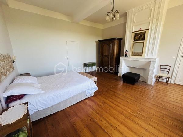 COUP DE COEUR ASSURE
Tombez sous le charme de ce Château de type Manoir aux airs de Toscane dans un environnement propice au repos et à la rêverie sur une parcelle de près de 5 hectares !
A mi-chemin entre Agen (3h de Paris direct TGV) et Villeneuve-sur-Lot, à proximité de Bergerac, (aéroport) cette propriété de 1830 se situe à 1 km d'un village avec toutes les commodités.
La propriété est en situation dominante au pied d'une colline boisée avec splendide vue sur la vallée du Lot.
L'entrée de la propriété vous mène tout d'abord à une belle allée goudronnée avec ses catalpas.
Le parc dispose de belles  terrasses à l'italienne avec de grands cyprès provenant de Toscane, de bassins aux nénuphars, statue et topiaire.
A proximité, vous disposez d un logement de gardien ayant gardé son authenticité avec ses tommettes : Une chambre, salle d eau et pièce de vie avec poêle à bois.
En arrivant, on aperçoit une belle gloriette en bois au fond d une allée arborée avec toujours cette vue magnifique ! L'allée de tilleuls aboutit à un kiosque.
La bâtisse principale fait environ 30 m de long sur 16 m de large et dispose de 2 étages.
La couverture en tuiles romanes est neuve.
Un peu d'histoire...
Une première rénovation avec modernisation des lieux fut réalisée vers 1920 par l'occupant d'alors, ambassadeur colombien, assisté de l'architecte Louis Basalo.
De nouveaux travaux de confort et de mise aux normes de tous les bâtiments ont été réalisés très récemment, permettant aux lieux de retrouver ainsi leur charme du début du 20e s.
Toutes les pièces sont spacieuses et lumineuses ; pièces de réception et de service au rez-de-chaussée, douze chambres, réparties entre les deux étages, avec chacune son point sanitaire privatif.
Partons pour une visite !
Au Rez de chaussée, la large porte vous accueille et donne sur une spacieuse galerie avec magnifiques carreaux de ciment.
Depuis l’entrée, l’accès à toutes les pièces principales du rez-de-chaussée est possible : un première salle à manger aux magnifiques boiseries et sa cheminée vous mène à un charmant bureau.
A l'arrière, une cuisine au charme ancien avec cheminée vous attend avec terrasse à l'arrière. Buanderie avec possibilité de douche.
Une belle bibliothèque au cachet anglais avec parquet point de Hongrie vous attend, puis bureau avec boiseries et pyrogravures signées narrant la conquête de Carthagène, puis grand salon avec cheminée.
L’escalier de bois en vis suspendu vous mène à l’étage où une belle galerie traversante vous attend.
Sur ce niveau, vous disposez de 7 chambres dont 4 donnant sur l'avant de la propriété avec vue sur le domaine. Elles disposent de toilettes et salle d'eau associées.
Des toilettes ont été installées près de la dernière pièce de l’étage et, une buanderie, avec rangements, placards anciens et lavabo, lui fait suite.

Dans l'entresol, se trouve ce qui était la chambre du chauffeur au 20e s., qui est à réaménager.
Au second étage, une chambre, logée sous les toits, bénéficie d’une vue époustouflante sur la vallée, puis deux autres chambres et leur salle de douche.

Les rénovations menées, respectueuses de l'histoire des lieux et d’une grande qualité, ont permis de magnifier l’ensemble de la propriété distinguée par le label de la Fondation du patrimoine.

À noter également à l extérieur :
Une grande piscine de 100M3 avec larges terrasses.
Nombreuses. menuiseries neuves.
Un grand lavoir et une pièce à usage d’atelier ou de stockage.
Un grand bâtiment en dépendance (qui assemble un garage, un chai et un pigeonnier), attenant à la demeure, est à proximité de la propriété.
Stationnements possibles à divers endroits sur le parc.

Amoureux de l'authenticité, que vous soyez une grande famille ou que vous ayez le projet d'une maison d'hôtes, ce bien mérite absolument une visite !