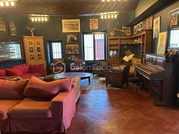 COUP DE COEUR ASSURE
Tombez sous le charme de ce Château de type Manoir aux airs de Toscane dans un environnement propice au repos et à la rêverie sur une parcelle de près de 5 hectares !
A mi-chemin entre Agen (3h de Paris direct TGV) et Villeneuve-sur-Lot, à proximité de Bergerac, (aéroport) cette propriété de 1830 se situe à 1 km d'un village avec toutes les commodités.
La propriété est en situation dominante au pied d'une colline boisée avec splendide vue sur la vallée du Lot.
L'entrée de la propriété vous mène tout d'abord à une belle allée goudronnée avec ses catalpas.
Le parc dispose de belles  terrasses à l'italienne avec de grands cyprès provenant de Toscane, de bassins aux nénuphars, statue et topiaire.
A proximité, vous disposez d un logement de gardien ayant gardé son authenticité avec ses tommettes : Une chambre, salle d eau et pièce de vie avec poêle à bois.
En arrivant, on aperçoit une belle gloriette en bois au fond d une allée arborée avec toujours cette vue magnifique ! L'allée de tilleuls aboutit à un kiosque.
La bâtisse principale fait environ 30 m de long sur 16 m de large et dispose de 2 étages.
La couverture en tuiles romanes est neuve.
Un peu d'histoire...
Une première rénovation avec modernisation des lieux fut réalisée vers 1920 par l'occupant d'alors, ambassadeur colombien, assisté de l'architecte Louis Basalo.
De nouveaux travaux de confort et de mise aux normes de tous les bâtiments ont été réalisés très récemment, permettant aux lieux de retrouver ainsi leur charme du début du 20e s.
Toutes les pièces sont spacieuses et lumineuses ; pièces de réception et de service au rez-de-chaussée, douze chambres, réparties entre les deux étages, avec chacune son point sanitaire privatif.
Partons pour une visite !
Au Rez de chaussée, la large porte vous accueille et donne sur une spacieuse galerie avec magnifiques carreaux de ciment.
Depuis l’entrée, l’accès à toutes les pièces principales du rez-de-chaussée est possible : un première salle à manger aux magnifiques boiseries et sa cheminée vous mène à un charmant bureau.
A l'arrière, une cuisine au charme ancien avec cheminée vous attend avec terrasse à l'arrière. Buanderie avec possibilité de douche.
Une belle bibliothèque au cachet anglais avec parquet point de Hongrie vous attend, puis bureau avec boiseries et pyrogravures signées narrant la conquête de Carthagène, puis grand salon avec cheminée.
L’escalier de bois en vis suspendu vous mène à l’étage où une belle galerie traversante vous attend.
Sur ce niveau, vous disposez de 7 chambres dont 4 donnant sur l'avant de la propriété avec vue sur le domaine. Elles disposent de toilettes et salle d'eau associées.
Des toilettes ont été installées près de la dernière pièce de l’étage et, une buanderie, avec rangements, placards anciens et lavabo, lui fait suite.

Dans l'entresol, se trouve ce qui était la chambre du chauffeur au 20e s., qui est à réaménager.
Au second étage, une chambre, logée sous les toits, bénéficie d’une vue époustouflante sur la vallée, puis deux autres chambres et leur salle de douche.

Les rénovations menées, respectueuses de l'histoire des lieux et d’une grande qualité, ont permis de magnifier l’ensemble de la propriété distinguée par le label de la Fondation du patrimoine.

À noter également à l extérieur :
Une grande piscine de 100M3 avec larges terrasses.
Nombreuses. menuiseries neuves.
Un grand lavoir et une pièce à usage d’atelier ou de stockage.
Un grand bâtiment en dépendance (qui assemble un garage, un chai et un pigeonnier), attenant à la demeure, est à proximité de la propriété.
Stationnements possibles à divers endroits sur le parc.

Amoureux de l'authenticité, que vous soyez une grande famille ou que vous ayez le projet d'une maison d'hôtes, ce bien mérite absolument une visite !