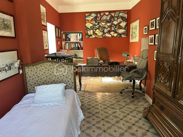 COUP DE COEUR ASSURE
Tombez sous le charme de ce Château de type Manoir aux airs de Toscane dans un environnement propice au repos et à la rêverie sur une parcelle de près de 5 hectares !
A mi-chemin entre Agen (3h de Paris direct TGV) et Villeneuve-sur-Lot, à proximité de Bergerac, (aéroport) cette propriété de 1830 se situe à 1 km d'un village avec toutes les commodités.
La propriété est en situation dominante au pied d'une colline boisée avec splendide vue sur la vallée du Lot.
L'entrée de la propriété vous mène tout d'abord à une belle allée goudronnée avec ses catalpas.
Le parc dispose de belles  terrasses à l'italienne avec de grands cyprès provenant de Toscane, de bassins aux nénuphars, statue et topiaire.
A proximité, vous disposez d un logement de gardien ayant gardé son authenticité avec ses tommettes : Une chambre, salle d eau et pièce de vie avec poêle à bois.
En arrivant, on aperçoit une belle gloriette en bois au fond d une allée arborée avec toujours cette vue magnifique ! L'allée de tilleuls aboutit à un kiosque.
La bâtisse principale fait environ 30 m de long sur 16 m de large et dispose de 2 étages.
La couverture en tuiles romanes est neuve.
Un peu d'histoire...
Une première rénovation avec modernisation des lieux fut réalisée vers 1920 par l'occupant d'alors, ambassadeur colombien, assisté de l'architecte Louis Basalo.
De nouveaux travaux de confort et de mise aux normes de tous les bâtiments ont été réalisés très récemment, permettant aux lieux de retrouver ainsi leur charme du début du 20e s.
Toutes les pièces sont spacieuses et lumineuses ; pièces de réception et de service au rez-de-chaussée, douze chambres, réparties entre les deux étages, avec chacune son point sanitaire privatif.
Partons pour une visite !
Au Rez de chaussée, la large porte vous accueille et donne sur une spacieuse galerie avec magnifiques carreaux de ciment.
Depuis l’entrée, l’accès à toutes les pièces principales du rez-de-chaussée est possible : un première salle à manger aux magnifiques boiseries et sa cheminée vous mène à un charmant bureau.
A l'arrière, une cuisine au charme ancien avec cheminée vous attend avec terrasse à l'arrière. Buanderie avec possibilité de douche.
Une belle bibliothèque au cachet anglais avec parquet point de Hongrie vous attend, puis bureau avec boiseries et pyrogravures signées narrant la conquête de Carthagène, puis grand salon avec cheminée.
L’escalier de bois en vis suspendu vous mène à l’étage où une belle galerie traversante vous attend.
Sur ce niveau, vous disposez de 7 chambres dont 4 donnant sur l'avant de la propriété avec vue sur le domaine. Elles disposent de toilettes et salle d'eau associées.
Des toilettes ont été installées près de la dernière pièce de l’étage et, une buanderie, avec rangements, placards anciens et lavabo, lui fait suite.

Dans l'entresol, se trouve ce qui était la chambre du chauffeur au 20e s., qui est à réaménager.
Au second étage, une chambre, logée sous les toits, bénéficie d’une vue époustouflante sur la vallée, puis deux autres chambres et leur salle de douche.

Les rénovations menées, respectueuses de l'histoire des lieux et d’une grande qualité, ont permis de magnifier l’ensemble de la propriété distinguée par le label de la Fondation du patrimoine.

À noter également à l extérieur :
Une grande piscine de 100M3 avec larges terrasses.
Nombreuses. menuiseries neuves.
Un grand lavoir et une pièce à usage d’atelier ou de stockage.
Un grand bâtiment en dépendance (qui assemble un garage, un chai et un pigeonnier), attenant à la demeure, est à proximité de la propriété.
Stationnements possibles à divers endroits sur le parc.

Amoureux de l'authenticité, que vous soyez une grande famille ou que vous ayez le projet d'une maison d'hôtes, ce bien mérite absolument une visite !