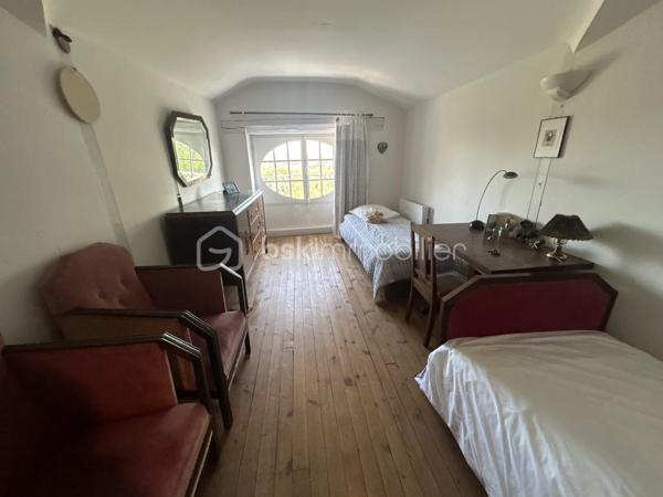 COUP DE COEUR ASSURE
Tombez sous le charme de ce Château de type Manoir aux airs de Toscane dans un environnement propice au repos et à la rêverie sur une parcelle de près de 5 hectares !
A mi-chemin entre Agen (3h de Paris direct TGV) et Villeneuve-sur-Lot, à proximité de Bergerac, (aéroport) cette propriété de 1830 se situe à 1 km d'un village avec toutes les commodités.
La propriété est en situation dominante au pied d'une colline boisée avec splendide vue sur la vallée du Lot.
L'entrée de la propriété vous mène tout d'abord à une belle allée goudronnée avec ses catalpas.
Le parc dispose de belles  terrasses à l'italienne avec de grands cyprès provenant de Toscane, de bassins aux nénuphars, statue et topiaire.
A proximité, vous disposez d un logement de gardien ayant gardé son authenticité avec ses tommettes : Une chambre, salle d eau et pièce de vie avec poêle à bois.
En arrivant, on aperçoit une belle gloriette en bois au fond d une allée arborée avec toujours cette vue magnifique ! L'allée de tilleuls aboutit à un kiosque.
La bâtisse principale fait environ 30 m de long sur 16 m de large et dispose de 2 étages.
La couverture en tuiles romanes est neuve.
Un peu d'histoire...
Une première rénovation avec modernisation des lieux fut réalisée vers 1920 par l'occupant d'alors, ambassadeur colombien, assisté de l'architecte Louis Basalo.
De nouveaux travaux de confort et de mise aux normes de tous les bâtiments ont été réalisés très récemment, permettant aux lieux de retrouver ainsi leur charme du début du 20e s.
Toutes les pièces sont spacieuses et lumineuses ; pièces de réception et de service au rez-de-chaussée, douze chambres, réparties entre les deux étages, avec chacune son point sanitaire privatif.
Partons pour une visite !
Au Rez de chaussée, la large porte vous accueille et donne sur une spacieuse galerie avec magnifiques carreaux de ciment.
Depuis l’entrée, l’accès à toutes les pièces principales du rez-de-chaussée est possible : un première salle à manger aux magnifiques boiseries et sa cheminée vous mène à un charmant bureau.
A l'arrière, une cuisine au charme ancien avec cheminée vous attend avec terrasse à l'arrière. Buanderie avec possibilité de douche.
Une belle bibliothèque au cachet anglais avec parquet point de Hongrie vous attend, puis bureau avec boiseries et pyrogravures signées narrant la conquête de Carthagène, puis grand salon avec cheminée.
L’escalier de bois en vis suspendu vous mène à l’étage où une belle galerie traversante vous attend.
Sur ce niveau, vous disposez de 7 chambres dont 4 donnant sur l'avant de la propriété avec vue sur le domaine. Elles disposent de toilettes et salle d'eau associées.
Des toilettes ont été installées près de la dernière pièce de l’étage et, une buanderie, avec rangements, placards anciens et lavabo, lui fait suite.

Dans l'entresol, se trouve ce qui était la chambre du chauffeur au 20e s., qui est à réaménager.
Au second étage, une chambre, logée sous les toits, bénéficie d’une vue époustouflante sur la vallée, puis deux autres chambres et leur salle de douche.

Les rénovations menées, respectueuses de l'histoire des lieux et d’une grande qualité, ont permis de magnifier l’ensemble de la propriété distinguée par le label de la Fondation du patrimoine.

À noter également à l extérieur :
Une grande piscine de 100M3 avec larges terrasses.
Nombreuses. menuiseries neuves.
Un grand lavoir et une pièce à usage d’atelier ou de stockage.
Un grand bâtiment en dépendance (qui assemble un garage, un chai et un pigeonnier), attenant à la demeure, est à proximité de la propriété.
Stationnements possibles à divers endroits sur le parc.

Amoureux de l'authenticité, que vous soyez une grande famille ou que vous ayez le projet d'une maison d'hôtes, ce bien mérite absolument une visite !
