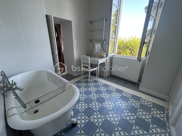 COUP DE COEUR ASSURE
Tombez sous le charme de ce Château de type Manoir aux airs de Toscane dans un environnement propice au repos et à la rêverie sur une parcelle de près de 5 hectares !
A mi-chemin entre Agen (3h de Paris direct TGV) et Villeneuve-sur-Lot, à proximité de Bergerac, (aéroport) cette propriété de 1830 se situe à 1 km d'un village avec toutes les commodités.
La propriété est en situation dominante au pied d'une colline boisée avec splendide vue sur la vallée du Lot.
L'entrée de la propriété vous mène tout d'abord à une belle allée goudronnée avec ses catalpas.
Le parc dispose de belles  terrasses à l'italienne avec de grands cyprès provenant de Toscane, de bassins aux nénuphars, statue et topiaire.
A proximité, vous disposez d un logement de gardien ayant gardé son authenticité avec ses tommettes : Une chambre, salle d eau et pièce de vie avec poêle à bois.
En arrivant, on aperçoit une belle gloriette en bois au fond d une allée arborée avec toujours cette vue magnifique ! L'allée de tilleuls aboutit à un kiosque.
La bâtisse principale fait environ 30 m de long sur 16 m de large et dispose de 2 étages.
La couverture en tuiles romanes est neuve.
Un peu d'histoire...
Une première rénovation avec modernisation des lieux fut réalisée vers 1920 par l'occupant d'alors, ambassadeur colombien, assisté de l'architecte Louis Basalo.
De nouveaux travaux de confort et de mise aux normes de tous les bâtiments ont été réalisés très récemment, permettant aux lieux de retrouver ainsi leur charme du début du 20e s.
Toutes les pièces sont spacieuses et lumineuses ; pièces de réception et de service au rez-de-chaussée, douze chambres, réparties entre les deux étages, avec chacune son point sanitaire privatif.
Partons pour une visite !
Au Rez de chaussée, la large porte vous accueille et donne sur une spacieuse galerie avec magnifiques carreaux de ciment.
Depuis l’entrée, l’accès à toutes les pièces principales du rez-de-chaussée est possible : un première salle à manger aux magnifiques boiseries et sa cheminée vous mène à un charmant bureau.
A l'arrière, une cuisine au charme ancien avec cheminée vous attend avec terrasse à l'arrière. Buanderie avec possibilité de douche.
Une belle bibliothèque au cachet anglais avec parquet point de Hongrie vous attend, puis bureau avec boiseries et pyrogravures signées narrant la conquête de Carthagène, puis grand salon avec cheminée.
L’escalier de bois en vis suspendu vous mène à l’étage où une belle galerie traversante vous attend.
Sur ce niveau, vous disposez de 7 chambres dont 4 donnant sur l'avant de la propriété avec vue sur le domaine. Elles disposent de toilettes et salle d'eau associées.
Des toilettes ont été installées près de la dernière pièce de l’étage et, une buanderie, avec rangements, placards anciens et lavabo, lui fait suite.

Dans l'entresol, se trouve ce qui était la chambre du chauffeur au 20e s., qui est à réaménager.
Au second étage, une chambre, logée sous les toits, bénéficie d’une vue époustouflante sur la vallée, puis deux autres chambres et leur salle de douche.

Les rénovations menées, respectueuses de l'histoire des lieux et d’une grande qualité, ont permis de magnifier l’ensemble de la propriété distinguée par le label de la Fondation du patrimoine.

À noter également à l extérieur :
Une grande piscine de 100M3 avec larges terrasses.
Nombreuses. menuiseries neuves.
Un grand lavoir et une pièce à usage d’atelier ou de stockage.
Un grand bâtiment en dépendance (qui assemble un garage, un chai et un pigeonnier), attenant à la demeure, est à proximité de la propriété.
Stationnements possibles à divers endroits sur le parc.

Amoureux de l'authenticité, que vous soyez une grande famille ou que vous ayez le projet d'une maison d'hôtes, ce bien mérite absolument une visite !