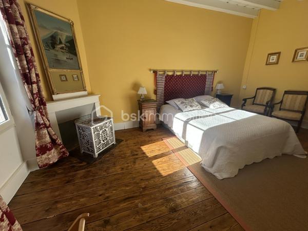 COUP DE COEUR ASSURE
Tombez sous le charme de ce Château de type Manoir aux airs de Toscane dans un environnement propice au repos et à la rêverie sur une parcelle de près de 5 hectares !
A mi-chemin entre Agen (3h de Paris direct TGV) et Villeneuve-sur-Lot, à proximité de Bergerac, (aéroport) cette propriété de 1830 se situe à 1 km d'un village avec toutes les commodités.
La propriété est en situation dominante au pied d'une colline boisée avec splendide vue sur la vallée du Lot.
L'entrée de la propriété vous mène tout d'abord à une belle allée goudronnée avec ses catalpas.
Le parc dispose de belles  terrasses à l'italienne avec de grands cyprès provenant de Toscane, de bassins aux nénuphars, statue et topiaire.
A proximité, vous disposez d un logement de gardien ayant gardé son authenticité avec ses tommettes : Une chambre, salle d eau et pièce de vie avec poêle à bois.
En arrivant, on aperçoit une belle gloriette en bois au fond d une allée arborée avec toujours cette vue magnifique ! L'allée de tilleuls aboutit à un kiosque.
La bâtisse principale fait environ 30 m de long sur 16 m de large et dispose de 2 étages.
La couverture en tuiles romanes est neuve.
Un peu d'histoire...
Une première rénovation avec modernisation des lieux fut réalisée vers 1920 par l'occupant d'alors, ambassadeur colombien, assisté de l'architecte Louis Basalo.
De nouveaux travaux de confort et de mise aux normes de tous les bâtiments ont été réalisés très récemment, permettant aux lieux de retrouver ainsi leur charme du début du 20e s.
Toutes les pièces sont spacieuses et lumineuses ; pièces de réception et de service au rez-de-chaussée, douze chambres, réparties entre les deux étages, avec chacune son point sanitaire privatif.
Partons pour une visite !
Au Rez de chaussée, la large porte vous accueille et donne sur une spacieuse galerie avec magnifiques carreaux de ciment.
Depuis l’entrée, l’accès à toutes les pièces principales du rez-de-chaussée est possible : un première salle à manger aux magnifiques boiseries et sa cheminée vous mène à un charmant bureau.
A l'arrière, une cuisine au charme ancien avec cheminée vous attend avec terrasse à l'arrière. Buanderie avec possibilité de douche.
Une belle bibliothèque au cachet anglais avec parquet point de Hongrie vous attend, puis bureau avec boiseries et pyrogravures signées narrant la conquête de Carthagène, puis grand salon avec cheminée.
L’escalier de bois en vis suspendu vous mène à l’étage où une belle galerie traversante vous attend.
Sur ce niveau, vous disposez de 7 chambres dont 4 donnant sur l'avant de la propriété avec vue sur le domaine. Elles disposent de toilettes et salle d'eau associées.
Des toilettes ont été installées près de la dernière pièce de l’étage et, une buanderie, avec rangements, placards anciens et lavabo, lui fait suite.

Dans l'entresol, se trouve ce qui était la chambre du chauffeur au 20e s., qui est à réaménager.
Au second étage, une chambre, logée sous les toits, bénéficie d’une vue époustouflante sur la vallée, puis deux autres chambres et leur salle de douche.

Les rénovations menées, respectueuses de l'histoire des lieux et d’une grande qualité, ont permis de magnifier l’ensemble de la propriété distinguée par le label de la Fondation du patrimoine.

À noter également à l extérieur :
Une grande piscine de 100M3 avec larges terrasses.
Nombreuses. menuiseries neuves.
Un grand lavoir et une pièce à usage d’atelier ou de stockage.
Un grand bâtiment en dépendance (qui assemble un garage, un chai et un pigeonnier), attenant à la demeure, est à proximité de la propriété.
Stationnements possibles à divers endroits sur le parc.

Amoureux de l'authenticité, que vous soyez une grande famille ou que vous ayez le projet d'une maison d'hôtes, ce bien mérite absolument une visite !