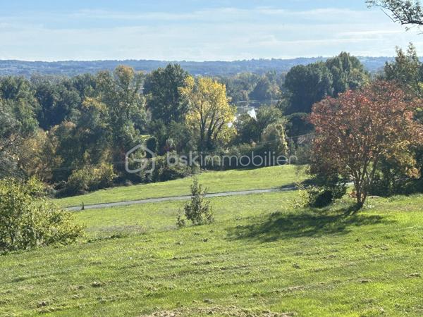 COUP DE COEUR ASSURE
Tombez sous le charme de ce Château de type Manoir aux airs de Toscane dans un environnement propice au repos et à la rêverie sur une parcelle de près de 5 hectares !
A mi-chemin entre Agen (3h de Paris direct TGV) et Villeneuve-sur-Lot, à proximité de Bergerac, (aéroport) cette propriété de 1830 se situe à 1 km d'un village avec toutes les commodités.
La propriété est en situation dominante au pied d'une colline boisée avec splendide vue sur la vallée du Lot.
L'entrée de la propriété vous mène tout d'abord à une belle allée goudronnée avec ses catalpas.
Le parc dispose de belles  terrasses à l'italienne avec de grands cyprès provenant de Toscane, de bassins aux nénuphars, statue et topiaire.
A proximité, vous disposez d un logement de gardien ayant gardé son authenticité avec ses tommettes : Une chambre, salle d eau et pièce de vie avec poêle à bois.
En arrivant, on aperçoit une belle gloriette en bois au fond d une allée arborée avec toujours cette vue magnifique ! L'allée de tilleuls aboutit à un kiosque.
La bâtisse principale fait environ 30 m de long sur 16 m de large et dispose de 2 étages.
La couverture en tuiles romanes est neuve.
Un peu d'histoire...
Une première rénovation avec modernisation des lieux fut réalisée vers 1920 par l'occupant d'alors, ambassadeur colombien, assisté de l'architecte Louis Basalo.
De nouveaux travaux de confort et de mise aux normes de tous les bâtiments ont été réalisés très récemment, permettant aux lieux de retrouver ainsi leur charme du début du 20e s.
Toutes les pièces sont spacieuses et lumineuses ; pièces de réception et de service au rez-de-chaussée, douze chambres, réparties entre les deux étages, avec chacune son point sanitaire privatif.
Partons pour une visite !
Au Rez de chaussée, la large porte vous accueille et donne sur une spacieuse galerie avec magnifiques carreaux de ciment.
Depuis l’entrée, l’accès à toutes les pièces principales du rez-de-chaussée est possible : un première salle à manger aux magnifiques boiseries et sa cheminée vous mène à un charmant bureau.
A l'arrière, une cuisine au charme ancien avec cheminée vous attend avec terrasse à l'arrière. Buanderie avec possibilité de douche.
Une belle bibliothèque au cachet anglais avec parquet point de Hongrie vous attend, puis bureau avec boiseries et pyrogravures signées narrant la conquête de Carthagène, puis grand salon avec cheminée.
L’escalier de bois en vis suspendu vous mène à l’étage où une belle galerie traversante vous attend.
Sur ce niveau, vous disposez de 7 chambres dont 4 donnant sur l'avant de la propriété avec vue sur le domaine. Elles disposent de toilettes et salle d'eau associées.
Des toilettes ont été installées près de la dernière pièce de l’étage et, une buanderie, avec rangements, placards anciens et lavabo, lui fait suite.

Dans l'entresol, se trouve ce qui était la chambre du chauffeur au 20e s., qui est à réaménager.
Au second étage, une chambre, logée sous les toits, bénéficie d’une vue époustouflante sur la vallée, puis deux autres chambres et leur salle de douche.

Les rénovations menées, respectueuses de l'histoire des lieux et d’une grande qualité, ont permis de magnifier l’ensemble de la propriété distinguée par le label de la Fondation du patrimoine.

À noter également à l extérieur :
Une grande piscine de 100M3 avec larges terrasses.
Nombreuses. menuiseries neuves.
Un grand lavoir et une pièce à usage d’atelier ou de stockage.
Un grand bâtiment en dépendance (qui assemble un garage, un chai et un pigeonnier), attenant à la demeure, est à proximité de la propriété.
Stationnements possibles à divers endroits sur le parc.

Amoureux de l'authenticité, que vous soyez une grande famille ou que vous ayez le projet d'une maison d'hôtes, ce bien mérite absolument une visite !