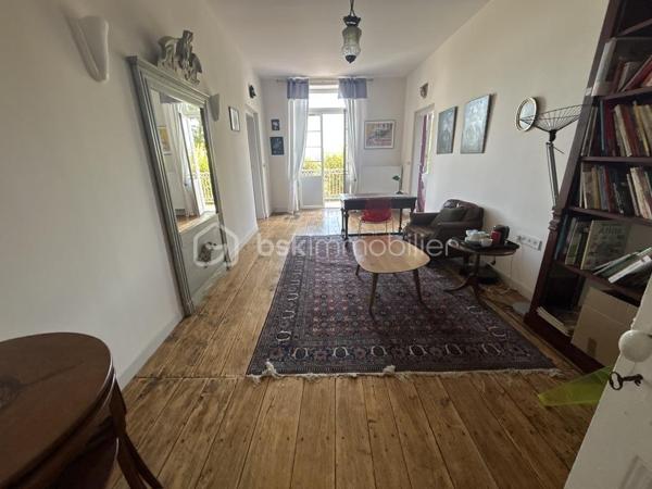 COUP DE COEUR ASSURE
Tombez sous le charme de ce Château de type Manoir aux airs de Toscane dans un environnement propice au repos et à la rêverie sur une parcelle de près de 5 hectares !
A mi-chemin entre Agen (3h de Paris direct TGV) et Villeneuve-sur-Lot, à proximité de Bergerac, (aéroport) cette propriété de 1830 se situe à 1 km d'un village avec toutes les commodités.
La propriété est en situation dominante au pied d'une colline boisée avec splendide vue sur la vallée du Lot.
L'entrée de la propriété vous mène tout d'abord à une belle allée goudronnée avec ses catalpas.
Le parc dispose de belles  terrasses à l'italienne avec de grands cyprès provenant de Toscane, de bassins aux nénuphars, statue et topiaire.
A proximité, vous disposez d un logement de gardien ayant gardé son authenticité avec ses tommettes : Une chambre, salle d eau et pièce de vie avec poêle à bois.
En arrivant, on aperçoit une belle gloriette en bois au fond d une allée arborée avec toujours cette vue magnifique ! L'allée de tilleuls aboutit à un kiosque.
La bâtisse principale fait environ 30 m de long sur 16 m de large et dispose de 2 étages.
La couverture en tuiles romanes est neuve.
Un peu d'histoire...
Une première rénovation avec modernisation des lieux fut réalisée vers 1920 par l'occupant d'alors, ambassadeur colombien, assisté de l'architecte Louis Basalo.
De nouveaux travaux de confort et de mise aux normes de tous les bâtiments ont été réalisés très récemment, permettant aux lieux de retrouver ainsi leur charme du début du 20e s.
Toutes les pièces sont spacieuses et lumineuses ; pièces de réception et de service au rez-de-chaussée, douze chambres, réparties entre les deux étages, avec chacune son point sanitaire privatif.
Partons pour une visite !
Au Rez de chaussée, la large porte vous accueille et donne sur une spacieuse galerie avec magnifiques carreaux de ciment.
Depuis l’entrée, l’accès à toutes les pièces principales du rez-de-chaussée est possible : un première salle à manger aux magnifiques boiseries et sa cheminée vous mène à un charmant bureau.
A l'arrière, une cuisine au charme ancien avec cheminée vous attend avec terrasse à l'arrière. Buanderie avec possibilité de douche.
Une belle bibliothèque au cachet anglais avec parquet point de Hongrie vous attend, puis bureau avec boiseries et pyrogravures signées narrant la conquête de Carthagène, puis grand salon avec cheminée.
L’escalier de bois en vis suspendu vous mène à l’étage où une belle galerie traversante vous attend.
Sur ce niveau, vous disposez de 7 chambres dont 4 donnant sur l'avant de la propriété avec vue sur le domaine. Elles disposent de toilettes et salle d'eau associées.
Des toilettes ont été installées près de la dernière pièce de l’étage et, une buanderie, avec rangements, placards anciens et lavabo, lui fait suite.

Dans l'entresol, se trouve ce qui était la chambre du chauffeur au 20e s., qui est à réaménager.
Au second étage, une chambre, logée sous les toits, bénéficie d’une vue époustouflante sur la vallée, puis deux autres chambres et leur salle de douche.

Les rénovations menées, respectueuses de l'histoire des lieux et d’une grande qualité, ont permis de magnifier l’ensemble de la propriété distinguée par le label de la Fondation du patrimoine.

À noter également à l extérieur :
Une grande piscine de 100M3 avec larges terrasses.
Nombreuses. menuiseries neuves.
Un grand lavoir et une pièce à usage d’atelier ou de stockage.
Un grand bâtiment en dépendance (qui assemble un garage, un chai et un pigeonnier), attenant à la demeure, est à proximité de la propriété.
Stationnements possibles à divers endroits sur le parc.

Amoureux de l'authenticité, que vous soyez une grande famille ou que vous ayez le projet d'une maison d'hôtes, ce bien mérite absolument une visite !