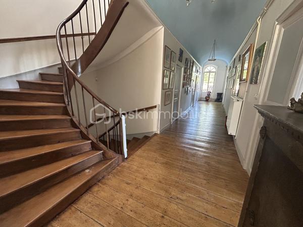 COUP DE COEUR ASSURE
Tombez sous le charme de ce Château de type Manoir aux airs de Toscane dans un environnement propice au repos et à la rêverie sur une parcelle de près de 5 hectares !
A mi-chemin entre Agen (3h de Paris direct TGV) et Villeneuve-sur-Lot, à proximité de Bergerac, (aéroport) cette propriété de 1830 se situe à 1 km d'un village avec toutes les commodités.
La propriété est en situation dominante au pied d'une colline boisée avec splendide vue sur la vallée du Lot.
L'entrée de la propriété vous mène tout d'abord à une belle allée goudronnée avec ses catalpas.
Le parc dispose de belles  terrasses à l'italienne avec de grands cyprès provenant de Toscane, de bassins aux nénuphars, statue et topiaire.
A proximité, vous disposez d un logement de gardien ayant gardé son authenticité avec ses tommettes : Une chambre, salle d eau et pièce de vie avec poêle à bois.
En arrivant, on aperçoit une belle gloriette en bois au fond d une allée arborée avec toujours cette vue magnifique ! L'allée de tilleuls aboutit à un kiosque.
La bâtisse principale fait environ 30 m de long sur 16 m de large et dispose de 2 étages.
La couverture en tuiles romanes est neuve.
Un peu d'histoire...
Une première rénovation avec modernisation des lieux fut réalisée vers 1920 par l'occupant d'alors, ambassadeur colombien, assisté de l'architecte Louis Basalo.
De nouveaux travaux de confort et de mise aux normes de tous les bâtiments ont été réalisés très récemment, permettant aux lieux de retrouver ainsi leur charme du début du 20e s.
Toutes les pièces sont spacieuses et lumineuses ; pièces de réception et de service au rez-de-chaussée, douze chambres, réparties entre les deux étages, avec chacune son point sanitaire privatif.
Partons pour une visite !
Au Rez de chaussée, la large porte vous accueille et donne sur une spacieuse galerie avec magnifiques carreaux de ciment.
Depuis l’entrée, l’accès à toutes les pièces principales du rez-de-chaussée est possible : un première salle à manger aux magnifiques boiseries et sa cheminée vous mène à un charmant bureau.
A l'arrière, une cuisine au charme ancien avec cheminée vous attend avec terrasse à l'arrière. Buanderie avec possibilité de douche.
Une belle bibliothèque au cachet anglais avec parquet point de Hongrie vous attend, puis bureau avec boiseries et pyrogravures signées narrant la conquête de Carthagène, puis grand salon avec cheminée.
L’escalier de bois en vis suspendu vous mène à l’étage où une belle galerie traversante vous attend.
Sur ce niveau, vous disposez de 7 chambres dont 4 donnant sur l'avant de la propriété avec vue sur le domaine. Elles disposent de toilettes et salle d'eau associées.
Des toilettes ont été installées près de la dernière pièce de l’étage et, une buanderie, avec rangements, placards anciens et lavabo, lui fait suite.

Dans l'entresol, se trouve ce qui était la chambre du chauffeur au 20e s., qui est à réaménager.
Au second étage, une chambre, logée sous les toits, bénéficie d’une vue époustouflante sur la vallée, puis deux autres chambres et leur salle de douche.

Les rénovations menées, respectueuses de l'histoire des lieux et d’une grande qualité, ont permis de magnifier l’ensemble de la propriété distinguée par le label de la Fondation du patrimoine.

À noter également à l extérieur :
Une grande piscine de 100M3 avec larges terrasses.
Nombreuses. menuiseries neuves.
Un grand lavoir et une pièce à usage d’atelier ou de stockage.
Un grand bâtiment en dépendance (qui assemble un garage, un chai et un pigeonnier), attenant à la demeure, est à proximité de la propriété.
Stationnements possibles à divers endroits sur le parc.

Amoureux de l'authenticité, que vous soyez une grande famille ou que vous ayez le projet d'une maison d'hôtes, ce bien mérite absolument une visite !