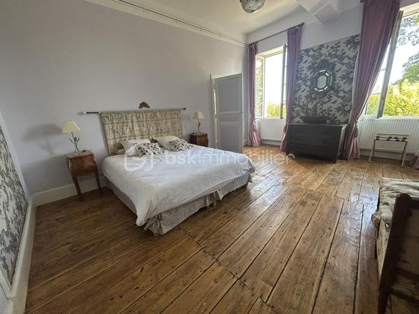 COUP DE COEUR ASSURE
Tombez sous le charme de ce Château de type Manoir aux airs de Toscane dans un environnement propice au repos et à la rêverie sur une parcelle de près de 5 hectares !
A mi-chemin entre Agen (3h de Paris direct TGV) et Villeneuve-sur-Lot, à proximité de Bergerac, (aéroport) cette propriété de 1830 se situe à 1 km d'un village avec toutes les commodités.
La propriété est en situation dominante au pied d'une colline boisée avec splendide vue sur la vallée du Lot.
L'entrée de la propriété vous mène tout d'abord à une belle allée goudronnée avec ses catalpas.
Le parc dispose de belles  terrasses à l'italienne avec de grands cyprès provenant de Toscane, de bassins aux nénuphars, statue et topiaire.
A proximité, vous disposez d un logement de gardien ayant gardé son authenticité avec ses tommettes : Une chambre, salle d eau et pièce de vie avec poêle à bois.
En arrivant, on aperçoit une belle gloriette en bois au fond d une allée arborée avec toujours cette vue magnifique ! L'allée de tilleuls aboutit à un kiosque.
La bâtisse principale fait environ 30 m de long sur 16 m de large et dispose de 2 étages.
La couverture en tuiles romanes est neuve.
Un peu d'histoire...
Une première rénovation avec modernisation des lieux fut réalisée vers 1920 par l'occupant d'alors, ambassadeur colombien, assisté de l'architecte Louis Basalo.
De nouveaux travaux de confort et de mise aux normes de tous les bâtiments ont été réalisés très récemment, permettant aux lieux de retrouver ainsi leur charme du début du 20e s.
Toutes les pièces sont spacieuses et lumineuses ; pièces de réception et de service au rez-de-chaussée, douze chambres, réparties entre les deux étages, avec chacune son point sanitaire privatif.
Partons pour une visite !
Au Rez de chaussée, la large porte vous accueille et donne sur une spacieuse galerie avec magnifiques carreaux de ciment.
Depuis l’entrée, l’accès à toutes les pièces principales du rez-de-chaussée est possible : un première salle à manger aux magnifiques boiseries et sa cheminée vous mène à un charmant bureau.
A l'arrière, une cuisine au charme ancien avec cheminée vous attend avec terrasse à l'arrière. Buanderie avec possibilité de douche.
Une belle bibliothèque au cachet anglais avec parquet point de Hongrie vous attend, puis bureau avec boiseries et pyrogravures signées narrant la conquête de Carthagène, puis grand salon avec cheminée.
L’escalier de bois en vis suspendu vous mène à l’étage où une belle galerie traversante vous attend.
Sur ce niveau, vous disposez de 7 chambres dont 4 donnant sur l'avant de la propriété avec vue sur le domaine. Elles disposent de toilettes et salle d'eau associées.
Des toilettes ont été installées près de la dernière pièce de l’étage et, une buanderie, avec rangements, placards anciens et lavabo, lui fait suite.

Dans l'entresol, se trouve ce qui était la chambre du chauffeur au 20e s., qui est à réaménager.
Au second étage, une chambre, logée sous les toits, bénéficie d’une vue époustouflante sur la vallée, puis deux autres chambres et leur salle de douche.

Les rénovations menées, respectueuses de l'histoire des lieux et d’une grande qualité, ont permis de magnifier l’ensemble de la propriété distinguée par le label de la Fondation du patrimoine.

À noter également à l extérieur :
Une grande piscine de 100M3 avec larges terrasses.
Nombreuses. menuiseries neuves.
Un grand lavoir et une pièce à usage d’atelier ou de stockage.
Un grand bâtiment en dépendance (qui assemble un garage, un chai et un pigeonnier), attenant à la demeure, est à proximité de la propriété.
Stationnements possibles à divers endroits sur le parc.

Amoureux de l'authenticité, que vous soyez une grande famille ou que vous ayez le projet d'une maison d'hôtes, ce bien mérite absolument une visite !