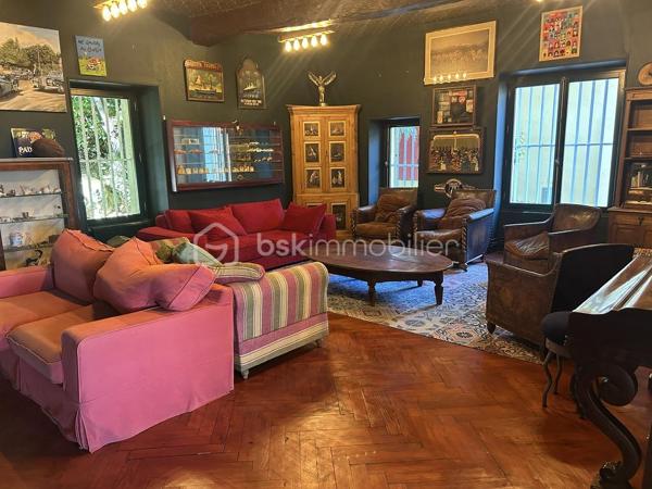 COUP DE COEUR ASSURE
Tombez sous le charme de ce Château de type Manoir aux airs de Toscane dans un environnement propice au repos et à la rêverie sur une parcelle de près de 5 hectares !
A mi-chemin entre Agen (3h de Paris direct TGV) et Villeneuve-sur-Lot, à proximité de Bergerac, (aéroport) cette propriété de 1830 se situe à 1 km d'un village avec toutes les commodités.
La propriété est en situation dominante au pied d'une colline boisée avec splendide vue sur la vallée du Lot.
L'entrée de la propriété vous mène tout d'abord à une belle allée goudronnée avec ses catalpas.
Le parc dispose de belles  terrasses à l'italienne avec de grands cyprès provenant de Toscane, de bassins aux nénuphars, statue et topiaire.
A proximité, vous disposez d un logement de gardien ayant gardé son authenticité avec ses tommettes : Une chambre, salle d eau et pièce de vie avec poêle à bois.
En arrivant, on aperçoit une belle gloriette en bois au fond d une allée arborée avec toujours cette vue magnifique ! L'allée de tilleuls aboutit à un kiosque.
La bâtisse principale fait environ 30 m de long sur 16 m de large et dispose de 2 étages.
La couverture en tuiles romanes est neuve.
Un peu d'histoire...
Une première rénovation avec modernisation des lieux fut réalisée vers 1920 par l'occupant d'alors, ambassadeur colombien, assisté de l'architecte Louis Basalo.
De nouveaux travaux de confort et de mise aux normes de tous les bâtiments ont été réalisés très récemment, permettant aux lieux de retrouver ainsi leur charme du début du 20e s.
Toutes les pièces sont spacieuses et lumineuses ; pièces de réception et de service au rez-de-chaussée, douze chambres, réparties entre les deux étages, avec chacune son point sanitaire privatif.
Partons pour une visite !
Au Rez de chaussée, la large porte vous accueille et donne sur une spacieuse galerie avec magnifiques carreaux de ciment.
Depuis l’entrée, l’accès à toutes les pièces principales du rez-de-chaussée est possible : un première salle à manger aux magnifiques boiseries et sa cheminée vous mène à un charmant bureau.
A l'arrière, une cuisine au charme ancien avec cheminée vous attend avec terrasse à l'arrière. Buanderie avec possibilité de douche.
Une belle bibliothèque au cachet anglais avec parquet point de Hongrie vous attend, puis bureau avec boiseries et pyrogravures signées narrant la conquête de Carthagène, puis grand salon avec cheminée.
L’escalier de bois en vis suspendu vous mène à l’étage où une belle galerie traversante vous attend.
Sur ce niveau, vous disposez de 7 chambres dont 4 donnant sur l'avant de la propriété avec vue sur le domaine. Elles disposent de toilettes et salle d'eau associées.
Des toilettes ont été installées près de la dernière pièce de l’étage et, une buanderie, avec rangements, placards anciens et lavabo, lui fait suite.

Dans l'entresol, se trouve ce qui était la chambre du chauffeur au 20e s., qui est à réaménager.
Au second étage, une chambre, logée sous les toits, bénéficie d’une vue époustouflante sur la vallée, puis deux autres chambres et leur salle de douche.

Les rénovations menées, respectueuses de l'histoire des lieux et d’une grande qualité, ont permis de magnifier l’ensemble de la propriété distinguée par le label de la Fondation du patrimoine.

À noter également à l extérieur :
Une grande piscine de 100M3 avec larges terrasses.
Nombreuses. menuiseries neuves.
Un grand lavoir et une pièce à usage d’atelier ou de stockage.
Un grand bâtiment en dépendance (qui assemble un garage, un chai et un pigeonnier), attenant à la demeure, est à proximité de la propriété.
Stationnements possibles à divers endroits sur le parc.

Amoureux de l'authenticité, que vous soyez une grande famille ou que vous ayez le projet d'une maison d'hôtes, ce bien mérite absolument une visite !