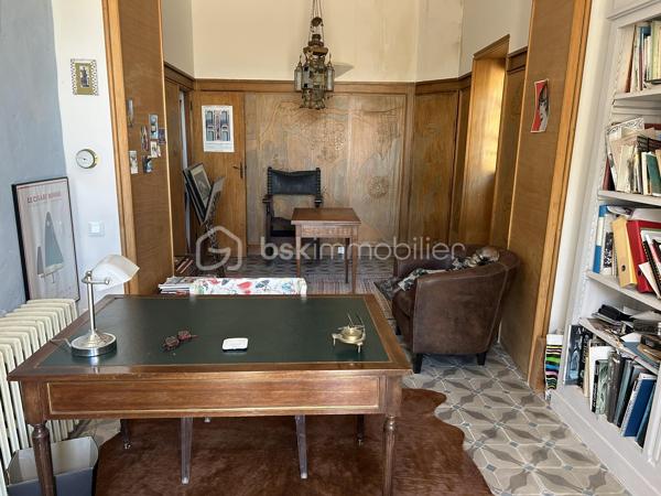 COUP DE COEUR ASSURE
Tombez sous le charme de ce Château de type Manoir aux airs de Toscane dans un environnement propice au repos et à la rêverie sur une parcelle de près de 5 hectares !
A mi-chemin entre Agen (3h de Paris direct TGV) et Villeneuve-sur-Lot, à proximité de Bergerac, (aéroport) cette propriété de 1830 se situe à 1 km d'un village avec toutes les commodités.
La propriété est en situation dominante au pied d'une colline boisée avec splendide vue sur la vallée du Lot.
L'entrée de la propriété vous mène tout d'abord à une belle allée goudronnée avec ses catalpas.
Le parc dispose de belles  terrasses à l'italienne avec de grands cyprès provenant de Toscane, de bassins aux nénuphars, statue et topiaire.
A proximité, vous disposez d un logement de gardien ayant gardé son authenticité avec ses tommettes : Une chambre, salle d eau et pièce de vie avec poêle à bois.
En arrivant, on aperçoit une belle gloriette en bois au fond d une allée arborée avec toujours cette vue magnifique ! L'allée de tilleuls aboutit à un kiosque.
La bâtisse principale fait environ 30 m de long sur 16 m de large et dispose de 2 étages.
La couverture en tuiles romanes est neuve.
Un peu d'histoire...
Une première rénovation avec modernisation des lieux fut réalisée vers 1920 par l'occupant d'alors, ambassadeur colombien, assisté de l'architecte Louis Basalo.
De nouveaux travaux de confort et de mise aux normes de tous les bâtiments ont été réalisés très récemment, permettant aux lieux de retrouver ainsi leur charme du début du 20e s.
Toutes les pièces sont spacieuses et lumineuses ; pièces de réception et de service au rez-de-chaussée, douze chambres, réparties entre les deux étages, avec chacune son point sanitaire privatif.
Partons pour une visite !
Au Rez de chaussée, la large porte vous accueille et donne sur une spacieuse galerie avec magnifiques carreaux de ciment.
Depuis l’entrée, l’accès à toutes les pièces principales du rez-de-chaussée est possible : un première salle à manger aux magnifiques boiseries et sa cheminée vous mène à un charmant bureau.
A l'arrière, une cuisine au charme ancien avec cheminée vous attend avec terrasse à l'arrière. Buanderie avec possibilité de douche.
Une belle bibliothèque au cachet anglais avec parquet point de Hongrie vous attend, puis bureau avec boiseries et pyrogravures signées narrant la conquête de Carthagène, puis grand salon avec cheminée.
L’escalier de bois en vis suspendu vous mène à l’étage où une belle galerie traversante vous attend.
Sur ce niveau, vous disposez de 7 chambres dont 4 donnant sur l'avant de la propriété avec vue sur le domaine. Elles disposent de toilettes et salle d'eau associées.
Des toilettes ont été installées près de la dernière pièce de l’étage et, une buanderie, avec rangements, placards anciens et lavabo, lui fait suite.

Dans l'entresol, se trouve ce qui était la chambre du chauffeur au 20e s., qui est à réaménager.
Au second étage, une chambre, logée sous les toits, bénéficie d’une vue époustouflante sur la vallée, puis deux autres chambres et leur salle de douche.

Les rénovations menées, respectueuses de l'histoire des lieux et d’une grande qualité, ont permis de magnifier l’ensemble de la propriété distinguée par le label de la Fondation du patrimoine.

À noter également à l extérieur :
Une grande piscine de 100M3 avec larges terrasses.
Nombreuses. menuiseries neuves.
Un grand lavoir et une pièce à usage d’atelier ou de stockage.
Un grand bâtiment en dépendance (qui assemble un garage, un chai et un pigeonnier), attenant à la demeure, est à proximité de la propriété.
Stationnements possibles à divers endroits sur le parc.

Amoureux de l'authenticité, que vous soyez une grande famille ou que vous ayez le projet d'une maison d'hôtes, ce bien mérite absolument une visite !