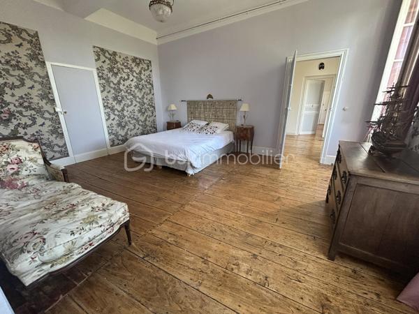 COUP DE COEUR ASSURE
Tombez sous le charme de ce Château de type Manoir aux airs de Toscane dans un environnement propice au repos et à la rêverie sur une parcelle de près de 5 hectares !
A mi-chemin entre Agen (3h de Paris direct TGV) et Villeneuve-sur-Lot, à proximité de Bergerac, (aéroport) cette propriété de 1830 se situe à 1 km d'un village avec toutes les commodités.
La propriété est en situation dominante au pied d'une colline boisée avec splendide vue sur la vallée du Lot.
L'entrée de la propriété vous mène tout d'abord à une belle allée goudronnée avec ses catalpas.
Le parc dispose de belles  terrasses à l'italienne avec de grands cyprès provenant de Toscane, de bassins aux nénuphars, statue et topiaire.
A proximité, vous disposez d un logement de gardien ayant gardé son authenticité avec ses tommettes : Une chambre, salle d eau et pièce de vie avec poêle à bois.
En arrivant, on aperçoit une belle gloriette en bois au fond d une allée arborée avec toujours cette vue magnifique ! L'allée de tilleuls aboutit à un kiosque.
La bâtisse principale fait environ 30 m de long sur 16 m de large et dispose de 2 étages.
La couverture en tuiles romanes est neuve.
Un peu d'histoire...
Une première rénovation avec modernisation des lieux fut réalisée vers 1920 par l'occupant d'alors, ambassadeur colombien, assisté de l'architecte Louis Basalo.
De nouveaux travaux de confort et de mise aux normes de tous les bâtiments ont été réalisés très récemment, permettant aux lieux de retrouver ainsi leur charme du début du 20e s.
Toutes les pièces sont spacieuses et lumineuses ; pièces de réception et de service au rez-de-chaussée, douze chambres, réparties entre les deux étages, avec chacune son point sanitaire privatif.
Partons pour une visite !
Au Rez de chaussée, la large porte vous accueille et donne sur une spacieuse galerie avec magnifiques carreaux de ciment.
Depuis l’entrée, l’accès à toutes les pièces principales du rez-de-chaussée est possible : un première salle à manger aux magnifiques boiseries et sa cheminée vous mène à un charmant bureau.
A l'arrière, une cuisine au charme ancien avec cheminée vous attend avec terrasse à l'arrière. Buanderie avec possibilité de douche.
Une belle bibliothèque au cachet anglais avec parquet point de Hongrie vous attend, puis bureau avec boiseries et pyrogravures signées narrant la conquête de Carthagène, puis grand salon avec cheminée.
L’escalier de bois en vis suspendu vous mène à l’étage où une belle galerie traversante vous attend.
Sur ce niveau, vous disposez de 7 chambres dont 4 donnant sur l'avant de la propriété avec vue sur le domaine. Elles disposent de toilettes et salle d'eau associées.
Des toilettes ont été installées près de la dernière pièce de l’étage et, une buanderie, avec rangements, placards anciens et lavabo, lui fait suite.

Dans l'entresol, se trouve ce qui était la chambre du chauffeur au 20e s., qui est à réaménager.
Au second étage, une chambre, logée sous les toits, bénéficie d’une vue époustouflante sur la vallée, puis deux autres chambres et leur salle de douche.

Les rénovations menées, respectueuses de l'histoire des lieux et d’une grande qualité, ont permis de magnifier l’ensemble de la propriété distinguée par le label de la Fondation du patrimoine.

À noter également à l extérieur :
Une grande piscine de 100M3 avec larges terrasses.
Nombreuses. menuiseries neuves.
Un grand lavoir et une pièce à usage d’atelier ou de stockage.
Un grand bâtiment en dépendance (qui assemble un garage, un chai et un pigeonnier), attenant à la demeure, est à proximité de la propriété.
Stationnements possibles à divers endroits sur le parc.

Amoureux de l'authenticité, que vous soyez une grande famille ou que vous ayez le projet d'une maison d'hôtes, ce bien mérite absolument une visite !