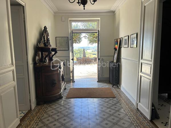COUP DE COEUR ASSURE
Tombez sous le charme de ce Château de type Manoir aux airs de Toscane dans un environnement propice au repos et à la rêverie sur une parcelle de près de 5 hectares !
A mi-chemin entre Agen (3h de Paris direct TGV) et Villeneuve-sur-Lot, à proximité de Bergerac, (aéroport) cette propriété de 1830 se situe à 1 km d'un village avec toutes les commodités.
La propriété est en situation dominante au pied d'une colline boisée avec splendide vue sur la vallée du Lot.
L'entrée de la propriété vous mène tout d'abord à une belle allée goudronnée avec ses catalpas.
Le parc dispose de belles  terrasses à l'italienne avec de grands cyprès provenant de Toscane, de bassins aux nénuphars, statue et topiaire.
A proximité, vous disposez d un logement de gardien ayant gardé son authenticité avec ses tommettes : Une chambre, salle d eau et pièce de vie avec poêle à bois.
En arrivant, on aperçoit une belle gloriette en bois au fond d une allée arborée avec toujours cette vue magnifique ! L'allée de tilleuls aboutit à un kiosque.
La bâtisse principale fait environ 30 m de long sur 16 m de large et dispose de 2 étages.
La couverture en tuiles romanes est neuve.
Un peu d'histoire...
Une première rénovation avec modernisation des lieux fut réalisée vers 1920 par l'occupant d'alors, ambassadeur colombien, assisté de l'architecte Louis Basalo.
De nouveaux travaux de confort et de mise aux normes de tous les bâtiments ont été réalisés très récemment, permettant aux lieux de retrouver ainsi leur charme du début du 20e s.
Toutes les pièces sont spacieuses et lumineuses ; pièces de réception et de service au rez-de-chaussée, douze chambres, réparties entre les deux étages, avec chacune son point sanitaire privatif.
Partons pour une visite !
Au Rez de chaussée, la large porte vous accueille et donne sur une spacieuse galerie avec magnifiques carreaux de ciment.
Depuis l’entrée, l’accès à toutes les pièces principales du rez-de-chaussée est possible : un première salle à manger aux magnifiques boiseries et sa cheminée vous mène à un charmant bureau.
A l'arrière, une cuisine au charme ancien avec cheminée vous attend avec terrasse à l'arrière. Buanderie avec possibilité de douche.
Une belle bibliothèque au cachet anglais avec parquet point de Hongrie vous attend, puis bureau avec boiseries et pyrogravures signées narrant la conquête de Carthagène, puis grand salon avec cheminée.
L’escalier de bois en vis suspendu vous mène à l’étage où une belle galerie traversante vous attend.
Sur ce niveau, vous disposez de 7 chambres dont 4 donnant sur l'avant de la propriété avec vue sur le domaine. Elles disposent de toilettes et salle d'eau associées.
Des toilettes ont été installées près de la dernière pièce de l’étage et, une buanderie, avec rangements, placards anciens et lavabo, lui fait suite.

Dans l'entresol, se trouve ce qui était la chambre du chauffeur au 20e s., qui est à réaménager.
Au second étage, une chambre, logée sous les toits, bénéficie d’une vue époustouflante sur la vallée, puis deux autres chambres et leur salle de douche.

Les rénovations menées, respectueuses de l'histoire des lieux et d’une grande qualité, ont permis de magnifier l’ensemble de la propriété distinguée par le label de la Fondation du patrimoine.

À noter également à l extérieur :
Une grande piscine de 100M3 avec larges terrasses.
Nombreuses. menuiseries neuves.
Un grand lavoir et une pièce à usage d’atelier ou de stockage.
Un grand bâtiment en dépendance (qui assemble un garage, un chai et un pigeonnier), attenant à la demeure, est à proximité de la propriété.
Stationnements possibles à divers endroits sur le parc.

Amoureux de l'authenticité, que vous soyez une grande famille ou que vous ayez le projet d'une maison d'hôtes, ce bien mérite absolument une visite !