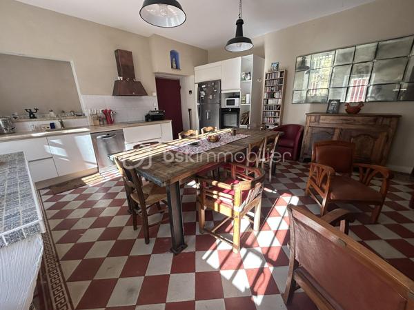 COUP DE COEUR ASSURE
Tombez sous le charme de ce Château de type Manoir aux airs de Toscane dans un environnement propice au repos et à la rêverie sur une parcelle de près de 5 hectares !
A mi-chemin entre Agen (3h de Paris direct TGV) et Villeneuve-sur-Lot, à proximité de Bergerac, (aéroport) cette propriété de 1830 se situe à 1 km d'un village avec toutes les commodités.
La propriété est en situation dominante au pied d'une colline boisée avec splendide vue sur la vallée du Lot.
L'entrée de la propriété vous mène tout d'abord à une belle allée goudronnée avec ses catalpas.
Le parc dispose de belles  terrasses à l'italienne avec de grands cyprès provenant de Toscane, de bassins aux nénuphars, statue et topiaire.
A proximité, vous disposez d un logement de gardien ayant gardé son authenticité avec ses tommettes : Une chambre, salle d eau et pièce de vie avec poêle à bois.
En arrivant, on aperçoit une belle gloriette en bois au fond d une allée arborée avec toujours cette vue magnifique ! L'allée de tilleuls aboutit à un kiosque.
La bâtisse principale fait environ 30 m de long sur 16 m de large et dispose de 2 étages.
La couverture en tuiles romanes est neuve.
Un peu d'histoire...
Une première rénovation avec modernisation des lieux fut réalisée vers 1920 par l'occupant d'alors, ambassadeur colombien, assisté de l'architecte Louis Basalo.
De nouveaux travaux de confort et de mise aux normes de tous les bâtiments ont été réalisés très récemment, permettant aux lieux de retrouver ainsi leur charme du début du 20e s.
Toutes les pièces sont spacieuses et lumineuses ; pièces de réception et de service au rez-de-chaussée, douze chambres, réparties entre les deux étages, avec chacune son point sanitaire privatif.
Partons pour une visite !
Au Rez de chaussée, la large porte vous accueille et donne sur une spacieuse galerie avec magnifiques carreaux de ciment.
Depuis l’entrée, l’accès à toutes les pièces principales du rez-de-chaussée est possible : un première salle à manger aux magnifiques boiseries et sa cheminée vous mène à un charmant bureau.
A l'arrière, une cuisine au charme ancien avec cheminée vous attend avec terrasse à l'arrière. Buanderie avec possibilité de douche.
Une belle bibliothèque au cachet anglais avec parquet point de Hongrie vous attend, puis bureau avec boiseries et pyrogravures signées narrant la conquête de Carthagène, puis grand salon avec cheminée.
L’escalier de bois en vis suspendu vous mène à l’étage où une belle galerie traversante vous attend.
Sur ce niveau, vous disposez de 7 chambres dont 4 donnant sur l'avant de la propriété avec vue sur le domaine. Elles disposent de toilettes et salle d'eau associées.
Des toilettes ont été installées près de la dernière pièce de l’étage et, une buanderie, avec rangements, placards anciens et lavabo, lui fait suite.

Dans l'entresol, se trouve ce qui était la chambre du chauffeur au 20e s., qui est à réaménager.
Au second étage, une chambre, logée sous les toits, bénéficie d’une vue époustouflante sur la vallée, puis deux autres chambres et leur salle de douche.

Les rénovations menées, respectueuses de l'histoire des lieux et d’une grande qualité, ont permis de magnifier l’ensemble de la propriété distinguée par le label de la Fondation du patrimoine.

À noter également à l extérieur :
Une grande piscine de 100M3 avec larges terrasses.
Nombreuses. menuiseries neuves.
Un grand lavoir et une pièce à usage d’atelier ou de stockage.
Un grand bâtiment en dépendance (qui assemble un garage, un chai et un pigeonnier), attenant à la demeure, est à proximité de la propriété.
Stationnements possibles à divers endroits sur le parc.

Amoureux de l'authenticité, que vous soyez une grande famille ou que vous ayez le projet d'une maison d'hôtes, ce bien mérite absolument une visite !