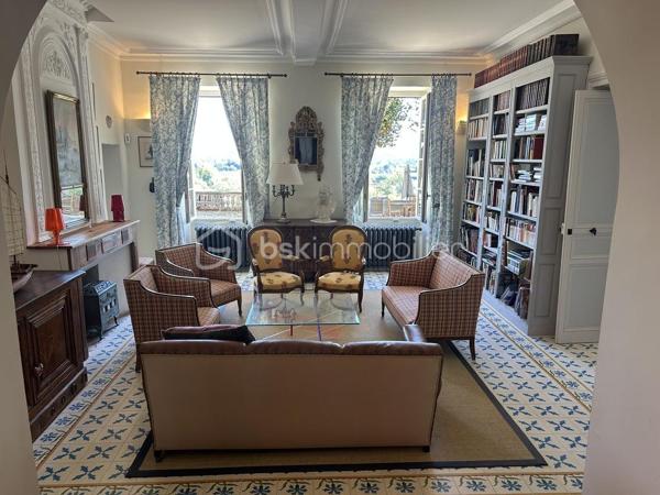 COUP DE COEUR ASSURE
Tombez sous le charme de ce Château de type Manoir aux airs de Toscane dans un environnement propice au repos et à la rêverie sur une parcelle de près de 5 hectares !
A mi-chemin entre Agen (3h de Paris direct TGV) et Villeneuve-sur-Lot, à proximité de Bergerac, (aéroport) cette propriété de 1830 se situe à 1 km d'un village avec toutes les commodités.
La propriété est en situation dominante au pied d'une colline boisée avec splendide vue sur la vallée du Lot.
L'entrée de la propriété vous mène tout d'abord à une belle allée goudronnée avec ses catalpas.
Le parc dispose de belles  terrasses à l'italienne avec de grands cyprès provenant de Toscane, de bassins aux nénuphars, statue et topiaire.
A proximité, vous disposez d un logement de gardien ayant gardé son authenticité avec ses tommettes : Une chambre, salle d eau et pièce de vie avec poêle à bois.
En arrivant, on aperçoit une belle gloriette en bois au fond d une allée arborée avec toujours cette vue magnifique ! L'allée de tilleuls aboutit à un kiosque.
La bâtisse principale fait environ 30 m de long sur 16 m de large et dispose de 2 étages.
La couverture en tuiles romanes est neuve.
Un peu d'histoire...
Une première rénovation avec modernisation des lieux fut réalisée vers 1920 par l'occupant d'alors, ambassadeur colombien, assisté de l'architecte Louis Basalo.
De nouveaux travaux de confort et de mise aux normes de tous les bâtiments ont été réalisés très récemment, permettant aux lieux de retrouver ainsi leur charme du début du 20e s.
Toutes les pièces sont spacieuses et lumineuses ; pièces de réception et de service au rez-de-chaussée, douze chambres, réparties entre les deux étages, avec chacune son point sanitaire privatif.
Partons pour une visite !
Au Rez de chaussée, la large porte vous accueille et donne sur une spacieuse galerie avec magnifiques carreaux de ciment.
Depuis l’entrée, l’accès à toutes les pièces principales du rez-de-chaussée est possible : un première salle à manger aux magnifiques boiseries et sa cheminée vous mène à un charmant bureau.
A l'arrière, une cuisine au charme ancien avec cheminée vous attend avec terrasse à l'arrière. Buanderie avec possibilité de douche.
Une belle bibliothèque au cachet anglais avec parquet point de Hongrie vous attend, puis bureau avec boiseries et pyrogravures signées narrant la conquête de Carthagène, puis grand salon avec cheminée.
L’escalier de bois en vis suspendu vous mène à l’étage où une belle galerie traversante vous attend.
Sur ce niveau, vous disposez de 7 chambres dont 4 donnant sur l'avant de la propriété avec vue sur le domaine. Elles disposent de toilettes et salle d'eau associées.
Des toilettes ont été installées près de la dernière pièce de l’étage et, une buanderie, avec rangements, placards anciens et lavabo, lui fait suite.

Dans l'entresol, se trouve ce qui était la chambre du chauffeur au 20e s., qui est à réaménager.
Au second étage, une chambre, logée sous les toits, bénéficie d’une vue époustouflante sur la vallée, puis deux autres chambres et leur salle de douche.

Les rénovations menées, respectueuses de l'histoire des lieux et d’une grande qualité, ont permis de magnifier l’ensemble de la propriété distinguée par le label de la Fondation du patrimoine.

À noter également à l extérieur :
Une grande piscine de 100M3 avec larges terrasses.
Nombreuses. menuiseries neuves.
Un grand lavoir et une pièce à usage d’atelier ou de stockage.
Un grand bâtiment en dépendance (qui assemble un garage, un chai et un pigeonnier), attenant à la demeure, est à proximité de la propriété.
Stationnements possibles à divers endroits sur le parc.

Amoureux de l'authenticité, que vous soyez une grande famille ou que vous ayez le projet d'une maison d'hôtes, ce bien mérite absolument une visite !