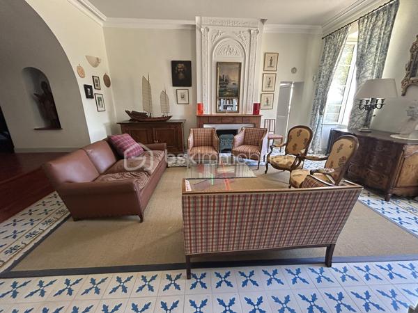 COUP DE COEUR ASSURE
Tombez sous le charme de ce Château de type Manoir aux airs de Toscane dans un environnement propice au repos et à la rêverie sur une parcelle de près de 5 hectares !
A mi-chemin entre Agen (3h de Paris direct TGV) et Villeneuve-sur-Lot, à proximité de Bergerac, (aéroport) cette propriété de 1830 se situe à 1 km d'un village avec toutes les commodités.
La propriété est en situation dominante au pied d'une colline boisée avec splendide vue sur la vallée du Lot.
L'entrée de la propriété vous mène tout d'abord à une belle allée goudronnée avec ses catalpas.
Le parc dispose de belles  terrasses à l'italienne avec de grands cyprès provenant de Toscane, de bassins aux nénuphars, statue et topiaire.
A proximité, vous disposez d un logement de gardien ayant gardé son authenticité avec ses tommettes : Une chambre, salle d eau et pièce de vie avec poêle à bois.
En arrivant, on aperçoit une belle gloriette en bois au fond d une allée arborée avec toujours cette vue magnifique ! L'allée de tilleuls aboutit à un kiosque.
La bâtisse principale fait environ 30 m de long sur 16 m de large et dispose de 2 étages.
La couverture en tuiles romanes est neuve.
Un peu d'histoire...
Une première rénovation avec modernisation des lieux fut réalisée vers 1920 par l'occupant d'alors, ambassadeur colombien, assisté de l'architecte Louis Basalo.
De nouveaux travaux de confort et de mise aux normes de tous les bâtiments ont été réalisés très récemment, permettant aux lieux de retrouver ainsi leur charme du début du 20e s.
Toutes les pièces sont spacieuses et lumineuses ; pièces de réception et de service au rez-de-chaussée, douze chambres, réparties entre les deux étages, avec chacune son point sanitaire privatif.
Partons pour une visite !
Au Rez de chaussée, la large porte vous accueille et donne sur une spacieuse galerie avec magnifiques carreaux de ciment.
Depuis l’entrée, l’accès à toutes les pièces principales du rez-de-chaussée est possible : un première salle à manger aux magnifiques boiseries et sa cheminée vous mène à un charmant bureau.
A l'arrière, une cuisine au charme ancien avec cheminée vous attend avec terrasse à l'arrière. Buanderie avec possibilité de douche.
Une belle bibliothèque au cachet anglais avec parquet point de Hongrie vous attend, puis bureau avec boiseries et pyrogravures signées narrant la conquête de Carthagène, puis grand salon avec cheminée.
L’escalier de bois en vis suspendu vous mène à l’étage où une belle galerie traversante vous attend.
Sur ce niveau, vous disposez de 7 chambres dont 4 donnant sur l'avant de la propriété avec vue sur le domaine. Elles disposent de toilettes et salle d'eau associées.
Des toilettes ont été installées près de la dernière pièce de l’étage et, une buanderie, avec rangements, placards anciens et lavabo, lui fait suite.

Dans l'entresol, se trouve ce qui était la chambre du chauffeur au 20e s., qui est à réaménager.
Au second étage, une chambre, logée sous les toits, bénéficie d’une vue époustouflante sur la vallée, puis deux autres chambres et leur salle de douche.

Les rénovations menées, respectueuses de l'histoire des lieux et d’une grande qualité, ont permis de magnifier l’ensemble de la propriété distinguée par le label de la Fondation du patrimoine.

À noter également à l extérieur :
Une grande piscine de 100M3 avec larges terrasses.
Nombreuses. menuiseries neuves.
Un grand lavoir et une pièce à usage d’atelier ou de stockage.
Un grand bâtiment en dépendance (qui assemble un garage, un chai et un pigeonnier), attenant à la demeure, est à proximité de la propriété.
Stationnements possibles à divers endroits sur le parc.

Amoureux de l'authenticité, que vous soyez une grande famille ou que vous ayez le projet d'une maison d'hôtes, ce bien mérite absolument une visite !