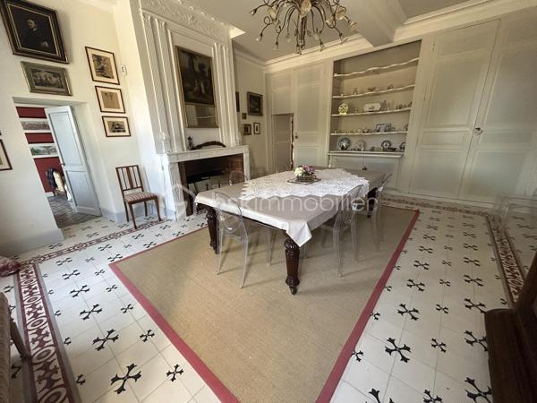 COUP DE COEUR ASSURE
Tombez sous le charme de ce Château de type Manoir aux airs de Toscane dans un environnement propice au repos et à la rêverie sur une parcelle de près de 5 hectares !
A mi-chemin entre Agen (3h de Paris direct TGV) et Villeneuve-sur-Lot, à proximité de Bergerac, (aéroport) cette propriété de 1830 se situe à 1 km d'un village avec toutes les commodités.
La propriété est en situation dominante au pied d'une colline boisée avec splendide vue sur la vallée du Lot.
L'entrée de la propriété vous mène tout d'abord à une belle allée goudronnée avec ses catalpas.
Le parc dispose de belles  terrasses à l'italienne avec de grands cyprès provenant de Toscane, de bassins aux nénuphars, statue et topiaire.
A proximité, vous disposez d un logement de gardien ayant gardé son authenticité avec ses tommettes : Une chambre, salle d eau et pièce de vie avec poêle à bois.
En arrivant, on aperçoit une belle gloriette en bois au fond d une allée arborée avec toujours cette vue magnifique ! L'allée de tilleuls aboutit à un kiosque.
La bâtisse principale fait environ 30 m de long sur 16 m de large et dispose de 2 étages.
La couverture en tuiles romanes est neuve.
Un peu d'histoire...
Une première rénovation avec modernisation des lieux fut réalisée vers 1920 par l'occupant d'alors, ambassadeur colombien, assisté de l'architecte Louis Basalo.
De nouveaux travaux de confort et de mise aux normes de tous les bâtiments ont été réalisés très récemment, permettant aux lieux de retrouver ainsi leur charme du début du 20e s.
Toutes les pièces sont spacieuses et lumineuses ; pièces de réception et de service au rez-de-chaussée, douze chambres, réparties entre les deux étages, avec chacune son point sanitaire privatif.
Partons pour une visite !
Au Rez de chaussée, la large porte vous accueille et donne sur une spacieuse galerie avec magnifiques carreaux de ciment.
Depuis l’entrée, l’accès à toutes les pièces principales du rez-de-chaussée est possible : un première salle à manger aux magnifiques boiseries et sa cheminée vous mène à un charmant bureau.
A l'arrière, une cuisine au charme ancien avec cheminée vous attend avec terrasse à l'arrière. Buanderie avec possibilité de douche.
Une belle bibliothèque au cachet anglais avec parquet point de Hongrie vous attend, puis bureau avec boiseries et pyrogravures signées narrant la conquête de Carthagène, puis grand salon avec cheminée.
L’escalier de bois en vis suspendu vous mène à l’étage où une belle galerie traversante vous attend.
Sur ce niveau, vous disposez de 7 chambres dont 4 donnant sur l'avant de la propriété avec vue sur le domaine. Elles disposent de toilettes et salle d'eau associées.
Des toilettes ont été installées près de la dernière pièce de l’étage et, une buanderie, avec rangements, placards anciens et lavabo, lui fait suite.

Dans l'entresol, se trouve ce qui était la chambre du chauffeur au 20e s., qui est à réaménager.
Au second étage, une chambre, logée sous les toits, bénéficie d’une vue époustouflante sur la vallée, puis deux autres chambres et leur salle de douche.

Les rénovations menées, respectueuses de l'histoire des lieux et d’une grande qualité, ont permis de magnifier l’ensemble de la propriété distinguée par le label de la Fondation du patrimoine.

À noter également à l extérieur :
Une grande piscine de 100M3 avec larges terrasses.
Nombreuses. menuiseries neuves.
Un grand lavoir et une pièce à usage d’atelier ou de stockage.
Un grand bâtiment en dépendance (qui assemble un garage, un chai et un pigeonnier), attenant à la demeure, est à proximité de la propriété.
Stationnements possibles à divers endroits sur le parc.

Amoureux de l'authenticité, que vous soyez une grande famille ou que vous ayez le projet d'une maison d'hôtes, ce bien mérite absolument une visite !