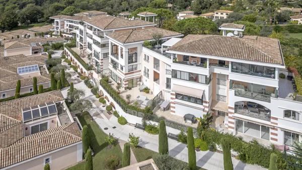 Exclusivité - Magnifique appartement de 4 pièces situé dans une résidence de standing sur le Golf à Mougins