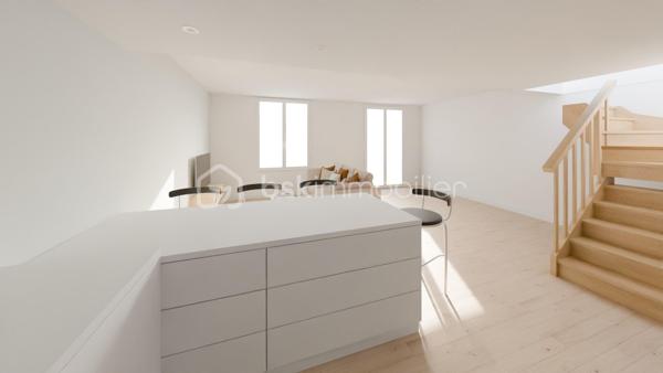 Anna Morra vous propose à Aussonne, dans un environnement calme et recherché, ce charmant duplex T4 de 80,10 m², mitoyen d’un côté, avec jardinet privatif, situé au sein d’une bâtisse de caractère entièrement réhabilitée.

Ce bien offre un cadre de vie idéal, alliant le charme de l’ancien au confort moderne.

Pensé pour le confort du quotidien, ce duplex propose des espaces fonctionnels et lumineux.

Au rez-de-chaussée, vous découvrirez une entrée ouvrant sur une belle pièce de vie de plus de 42 m² avec cuisine ouverte aménagée, offrant un espace convivial et chaleureux, ainsi qu’un WC indépendant avec lave-mains.

À l’étage, l’espace nuit se compose de trois chambres et d’une salle d’eau avec WC.

À l’extérieur, vous profiterez d’un jardinet privatif de plus de 30 m², idéal pour vos moments de détente en famille ou entre amis.

Le logement sera livré clé en main avec des prestations modernes et de qualité : isolation complète des murs et de la toiture, menuiseries neuves PVC ou aluminium, électricité conforme NF C 15-100, fibre optique, cuisine équipée, salle d’eau aménagée avec douche, meuble vasque et miroir, parquet dans les pièces de vie, carrelage dans les pièces humides, Velux motorisés selon les lots ainsi qu’un pré-équipement pour climatisation réversible (PAC air-air). Les extérieurs bénéficieront également d’un point d’eau, d’une prise électrique et d’un éclairage.

Afin de répondre pleinement à vos attentes, plusieurs options et prestations personnalisables pourront être proposées en supplément afin de créer un intérieur à votre image.

Performance énergétique visée : DPE B.

Situé au sein d’une copropriété intimiste de 12 logements, ce bien bénéficie de deux places de stationnement, d’un environnement sécurisé et d’un cadre de vie agréable et résidentiel.

Livraison prévisionnelle : début 2027.

Assurance Dommages-Ouvrage, garanties décennales 

Idéal pour une résidence principale ou un investissement patrimonial de qualité.

Opportunité rare sur le secteur – nombre de lots limité.