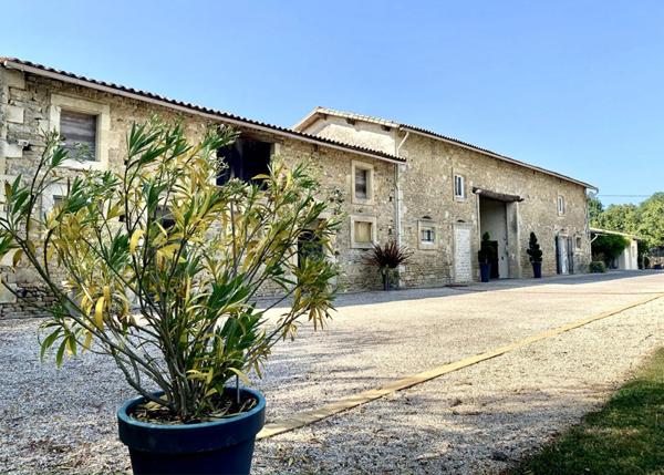 (79400) Maison 6 pièces 240 m2, 400m2 de dépendance