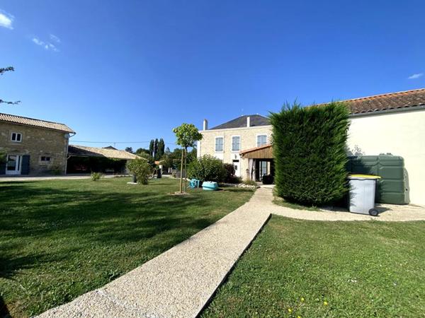 (79400) Maison 6 pièces 240 m2, 400m2 de dépendance