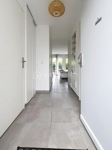Je vous invite à découvrir votre futur cocon chaleureux situé  Allée du  Chardonneret à Varces, construit en 2022, où la lumière s'invite du grâce à une orientation idéale plein Sud. 

Située à deux pas des écoles et des commerces de Varces, cette ravissante maison mitoyenne de 87 m2 combine le charme d'un chez-soi intimiste avec la tranquillité d'un quartier calme.

Dès l'entrée, vous êtes accueilli par une belle pièce de vie conviviale où la cuisine s'ouvre généreusement sur le séjour. C'est le cœur de la maison : l'endroit parfait pour partager un repas entre amis ou en famille. 

Une jolie salle d'eau moderne avec WC complète ce niveau, ainsi que deux grands celliers très astucieux, idéaux pour tout ranger sans jamais encombrer vos espaces de vie.

À l'étage, l'espace nuit vous réserve de belles surprises :

Une superbe chambre parentale d'environ 20 m², dotée d'un grand dressing où chaque chose trouve naturellement sa place.
Une seconde grande chambre, douce et spacieuse.
Une possibilité d'aménager très facilement une 3ᵉ chambre selon vos envies (bureau, chambre d'enfant ou d'amis).
Une autre salle de bain avec un wc pour vous apporter plus de confort au quotidien.

À l'extérieur, découvrez un charmant jardin d'environ 50 m², soigneusement bordé d'arbustes pour préserver votre intimité. Les charges dans ce lotissement sont de 50 euros/mois pour l entretien des arbustes.

Un garage privatif vient également faciliter votre quotidien. La taxe foncière s'élève à 1702 euros.

La maison bénéficie d'une isolation DPE C, vous garantissant un confort thermique tout au long de l'année et des factures d'énergie maîtrisées. L'équipement se complète de volets roulants, de double vitrage performant et d'un chauffage individuel au gaz.

Une maison récente où l'on se sent immédiatement bien, prête à accueillir vos plus beaux moments !

Vous souhaitez la visiter ? contactez moi 0698298014.