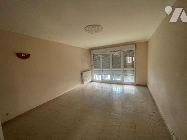 Avenue du Loiret à OLIVET, appartement à rénover de 72 m² composée d'une entrée, d'un salon, d'...