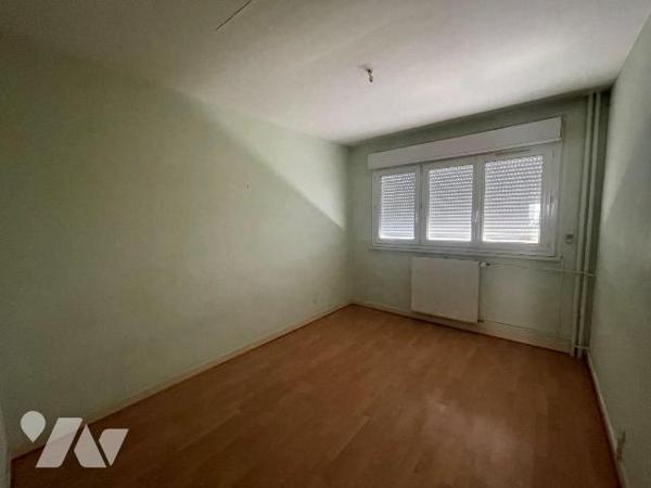 Avenue du Loiret à OLIVET, appartement à rénover de 72 m² composée d'une entrée, d'un salon, d'...