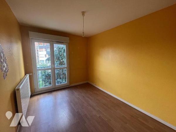 Avenue du Loiret à OLIVET, appartement à rénover de 72 m² composée d'une entrée, d'un salon, d'...