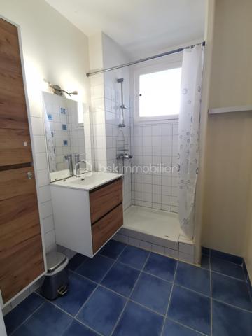 Idéalement situé sur la commune d’Aureilhan, à proximité immédiate des commodités et avec l'école maternelle et élémentaire au pied de la résidence, venez découvrir cet appartement T3 lumineux situé au 2ᵉ étage d’une résidence sécurisée, calme et bien entretenue de taille humaine (seulement 2 entrées de 10 appartements).

Développant 68 m² habitables en mesurage Loi Carrez (75 m² au sol), cet appartement offre des volumes agréables et une belle luminosité grâce à son exposition plein sud.

Il se compose d'une entrée fonctionnelle, d'un couloir avec placard, d'un séjour lumineux ouvrant sur un balcon avec vue dégagée sur les Pyrénées, d'une salle à manger avec accès balcon (pouvant facilement redevenir une seconde chambre), d'une cuisine séparée et aménagée, d'une loggia buanderie, d'une grande chambre avec placard, d'une salle d’eau et d'un WC indépendant.

Le double vitrage est présent. Un volet roulant électrique sur les portes fenêtres du salon et un volet manuel sur les portes fenêtres de la salle à manger avec accès sur le balcon de 4,27 m² sont disponibles. Les convecteurs électriques sont récents. Un ballon de 200 L fournit l'eau chaude sanitaire.

Les plus :
- Appartement bien entretenu
- Vue exceptionnelle sur les Pyrénées
- Grande cave privative
- Parking privatif sécurisé par barrière avec stationnements libres au pied de la résidence
- Faibles charges de copropriété : 87 €/mois environ (fonds travaux Loi ALUR inclus)
- Résidence à taille humaine
- Interphone

Ce bien conviendra parfaitement pour une résidence principale, un premier achat ou un investissement locatif.