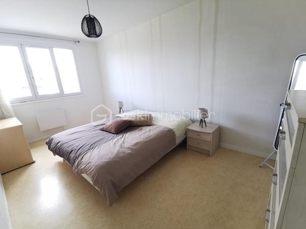 Idéalement situé sur la commune d’Aureilhan, à proximité immédiate des commodités et avec l'école maternelle et élémentaire au pied de la résidence, venez découvrir cet appartement T3 lumineux situé au 2ᵉ étage d’une résidence sécurisée, calme et bien entretenue de taille humaine (seulement 2 entrées de 10 appartements).

Développant 68 m² habitables en mesurage Loi Carrez (75 m² au sol), cet appartement offre des volumes agréables et une belle luminosité grâce à son exposition plein sud.

Il se compose d'une entrée fonctionnelle, d'un couloir avec placard, d'un séjour lumineux ouvrant sur un balcon avec vue dégagée sur les Pyrénées, d'une salle à manger avec accès balcon (pouvant facilement redevenir une seconde chambre), d'une cuisine séparée et aménagée, d'une loggia buanderie, d'une grande chambre avec placard, d'une salle d’eau et d'un WC indépendant.

Le double vitrage est présent. Un volet roulant électrique sur les portes fenêtres du salon et un volet manuel sur les portes fenêtres de la salle à manger avec accès sur le balcon de 4,27 m² sont disponibles. Les convecteurs électriques sont récents. Un ballon de 200 L fournit l'eau chaude sanitaire.

Les plus :
- Appartement bien entretenu
- Vue exceptionnelle sur les Pyrénées
- Grande cave privative
- Parking privatif sécurisé par barrière avec stationnements libres au pied de la résidence
- Faibles charges de copropriété : 87 €/mois environ (fonds travaux Loi ALUR inclus)
- Résidence à taille humaine
- Interphone

Ce bien conviendra parfaitement pour une résidence principale, un premier achat ou un investissement locatif.
