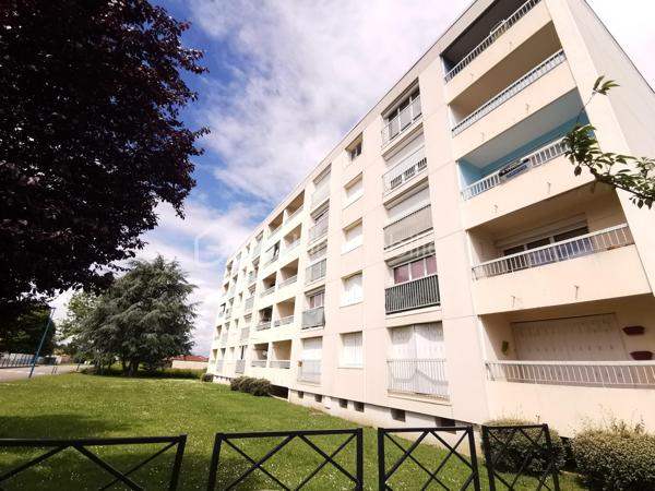 Idéalement situé sur la commune d’Aureilhan, à proximité immédiate des commodités et avec l'école maternelle et élémentaire au pied de la résidence, venez découvrir cet appartement T3 lumineux situé au 2ᵉ étage d’une résidence sécurisée, calme et bien entretenue de taille humaine (seulement 2 entrées de 10 appartements).

Développant 68 m² habitables en mesurage Loi Carrez (75 m² au sol), cet appartement offre des volumes agréables et une belle luminosité grâce à son exposition plein sud.

Il se compose d'une entrée fonctionnelle, d'un couloir avec placard, d'un séjour lumineux ouvrant sur un balcon avec vue dégagée sur les Pyrénées, d'une salle à manger avec accès balcon (pouvant facilement redevenir une seconde chambre), d'une cuisine séparée et aménagée, d'une loggia buanderie, d'une grande chambre avec placard, d'une salle d’eau et d'un WC indépendant.

Le double vitrage est présent. Un volet roulant électrique sur les portes fenêtres du salon et un volet manuel sur les portes fenêtres de la salle à manger avec accès sur le balcon de 4,27 m² sont disponibles. Les convecteurs électriques sont récents. Un ballon de 200 L fournit l'eau chaude sanitaire.

Les plus :
- Appartement bien entretenu
- Vue exceptionnelle sur les Pyrénées
- Grande cave privative
- Parking privatif sécurisé par barrière avec stationnements libres au pied de la résidence
- Faibles charges de copropriété : 87 €/mois environ (fonds travaux Loi ALUR inclus)
- Résidence à taille humaine
- Interphone

Ce bien conviendra parfaitement pour une résidence principale, un premier achat ou un investissement locatif.