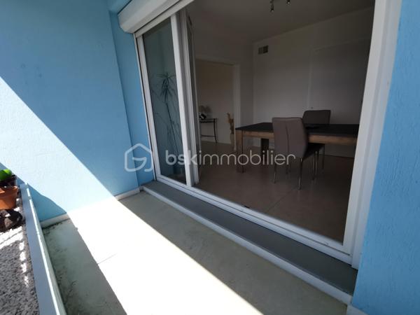Idéalement situé sur la commune d’Aureilhan, à proximité immédiate des commodités et avec l'école maternelle et élémentaire au pied de la résidence, venez découvrir cet appartement T3 lumineux situé au 2ᵉ étage d’une résidence sécurisée, calme et bien entretenue de taille humaine (seulement 2 entrées de 10 appartements).

Développant 68 m² habitables en mesurage Loi Carrez (75 m² au sol), cet appartement offre des volumes agréables et une belle luminosité grâce à son exposition plein sud.

Il se compose d'une entrée fonctionnelle, d'un couloir avec placard, d'un séjour lumineux ouvrant sur un balcon avec vue dégagée sur les Pyrénées, d'une salle à manger avec accès balcon (pouvant facilement redevenir une seconde chambre), d'une cuisine séparée et aménagée, d'une loggia buanderie, d'une grande chambre avec placard, d'une salle d’eau et d'un WC indépendant.

Le double vitrage est présent. Un volet roulant électrique sur les portes fenêtres du salon et un volet manuel sur les portes fenêtres de la salle à manger avec accès sur le balcon de 4,27 m² sont disponibles. Les convecteurs électriques sont récents. Un ballon de 200 L fournit l'eau chaude sanitaire.

Les plus :
- Appartement bien entretenu
- Vue exceptionnelle sur les Pyrénées
- Grande cave privative
- Parking privatif sécurisé par barrière avec stationnements libres au pied de la résidence
- Faibles charges de copropriété : 87 €/mois environ (fonds travaux Loi ALUR inclus)
- Résidence à taille humaine
- Interphone

Ce bien conviendra parfaitement pour une résidence principale, un premier achat ou un investissement locatif.