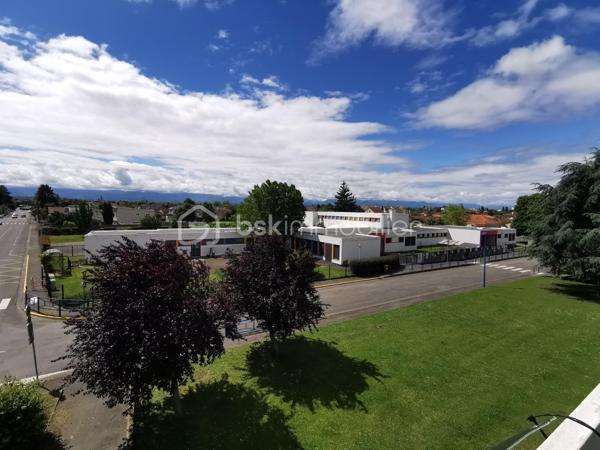 Idéalement situé sur la commune d’Aureilhan, à proximité immédiate des commodités et avec l'école maternelle et élémentaire au pied de la résidence, venez découvrir cet appartement T3 lumineux situé au 2ᵉ étage d’une résidence sécurisée, calme et bien entretenue de taille humaine (seulement 2 entrées de 10 appartements).

Développant 68 m² habitables en mesurage Loi Carrez (75 m² au sol), cet appartement offre des volumes agréables et une belle luminosité grâce à son exposition plein sud.

Il se compose d'une entrée fonctionnelle, d'un couloir avec placard, d'un séjour lumineux ouvrant sur un balcon avec vue dégagée sur les Pyrénées, d'une salle à manger avec accès balcon (pouvant facilement redevenir une seconde chambre), d'une cuisine séparée et aménagée, d'une loggia buanderie, d'une grande chambre avec placard, d'une salle d’eau et d'un WC indépendant.

Le double vitrage est présent. Un volet roulant électrique sur les portes fenêtres du salon et un volet manuel sur les portes fenêtres de la salle à manger avec accès sur le balcon de 4,27 m² sont disponibles. Les convecteurs électriques sont récents. Un ballon de 200 L fournit l'eau chaude sanitaire.

Les plus :
- Appartement bien entretenu
- Vue exceptionnelle sur les Pyrénées
- Grande cave privative
- Parking privatif sécurisé par barrière avec stationnements libres au pied de la résidence
- Faibles charges de copropriété : 87 €/mois environ (fonds travaux Loi ALUR inclus)
- Résidence à taille humaine
- Interphone

Ce bien conviendra parfaitement pour une résidence principale, un premier achat ou un investissement locatif.