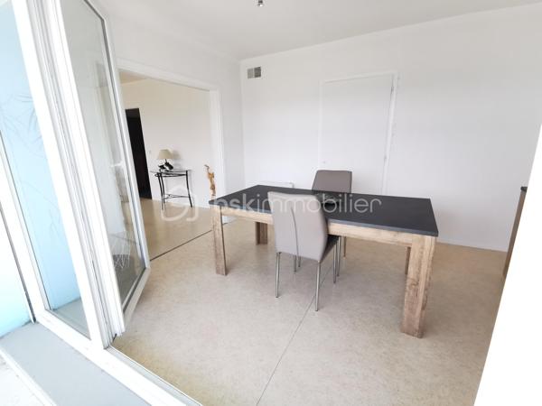 Idéalement situé sur la commune d’Aureilhan, à proximité immédiate des commodités et avec l'école maternelle et élémentaire au pied de la résidence, venez découvrir cet appartement T3 lumineux situé au 2ᵉ étage d’une résidence sécurisée, calme et bien entretenue de taille humaine (seulement 2 entrées de 10 appartements).

Développant 68 m² habitables en mesurage Loi Carrez (75 m² au sol), cet appartement offre des volumes agréables et une belle luminosité grâce à son exposition plein sud.

Il se compose d'une entrée fonctionnelle, d'un couloir avec placard, d'un séjour lumineux ouvrant sur un balcon avec vue dégagée sur les Pyrénées, d'une salle à manger avec accès balcon (pouvant facilement redevenir une seconde chambre), d'une cuisine séparée et aménagée, d'une loggia buanderie, d'une grande chambre avec placard, d'une salle d’eau et d'un WC indépendant.

Le double vitrage est présent. Un volet roulant électrique sur les portes fenêtres du salon et un volet manuel sur les portes fenêtres de la salle à manger avec accès sur le balcon de 4,27 m² sont disponibles. Les convecteurs électriques sont récents. Un ballon de 200 L fournit l'eau chaude sanitaire.

Les plus :
- Appartement bien entretenu
- Vue exceptionnelle sur les Pyrénées
- Grande cave privative
- Parking privatif sécurisé par barrière avec stationnements libres au pied de la résidence
- Faibles charges de copropriété : 87 €/mois environ (fonds travaux Loi ALUR inclus)
- Résidence à taille humaine
- Interphone

Ce bien conviendra parfaitement pour une résidence principale, un premier achat ou un investissement locatif.