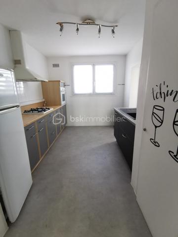 Idéalement situé sur la commune d’Aureilhan, à proximité immédiate des commodités et avec l'école maternelle et élémentaire au pied de la résidence, venez découvrir cet appartement T3 lumineux situé au 2ᵉ étage d’une résidence sécurisée, calme et bien entretenue de taille humaine (seulement 2 entrées de 10 appartements).

Développant 68 m² habitables en mesurage Loi Carrez (75 m² au sol), cet appartement offre des volumes agréables et une belle luminosité grâce à son exposition plein sud.

Il se compose d'une entrée fonctionnelle, d'un couloir avec placard, d'un séjour lumineux ouvrant sur un balcon avec vue dégagée sur les Pyrénées, d'une salle à manger avec accès balcon (pouvant facilement redevenir une seconde chambre), d'une cuisine séparée et aménagée, d'une loggia buanderie, d'une grande chambre avec placard, d'une salle d’eau et d'un WC indépendant.

Le double vitrage est présent. Un volet roulant électrique sur les portes fenêtres du salon et un volet manuel sur les portes fenêtres de la salle à manger avec accès sur le balcon de 4,27 m² sont disponibles. Les convecteurs électriques sont récents. Un ballon de 200 L fournit l'eau chaude sanitaire.

Les plus :
- Appartement bien entretenu
- Vue exceptionnelle sur les Pyrénées
- Grande cave privative
- Parking privatif sécurisé par barrière avec stationnements libres au pied de la résidence
- Faibles charges de copropriété : 87 €/mois environ (fonds travaux Loi ALUR inclus)
- Résidence à taille humaine
- Interphone

Ce bien conviendra parfaitement pour une résidence principale, un premier achat ou un investissement locatif.