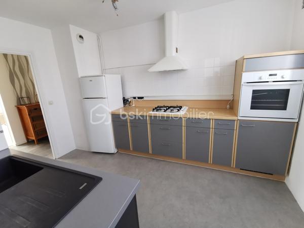 Idéalement situé sur la commune d’Aureilhan, à proximité immédiate des commodités et avec l'école maternelle et élémentaire au pied de la résidence, venez découvrir cet appartement T3 lumineux situé au 2ᵉ étage d’une résidence sécurisée, calme et bien entretenue de taille humaine (seulement 2 entrées de 10 appartements).

Développant 68 m² habitables en mesurage Loi Carrez (75 m² au sol), cet appartement offre des volumes agréables et une belle luminosité grâce à son exposition plein sud.

Il se compose d'une entrée fonctionnelle, d'un couloir avec placard, d'un séjour lumineux ouvrant sur un balcon avec vue dégagée sur les Pyrénées, d'une salle à manger avec accès balcon (pouvant facilement redevenir une seconde chambre), d'une cuisine séparée et aménagée, d'une loggia buanderie, d'une grande chambre avec placard, d'une salle d’eau et d'un WC indépendant.

Le double vitrage est présent. Un volet roulant électrique sur les portes fenêtres du salon et un volet manuel sur les portes fenêtres de la salle à manger avec accès sur le balcon de 4,27 m² sont disponibles. Les convecteurs électriques sont récents. Un ballon de 200 L fournit l'eau chaude sanitaire.

Les plus :
- Appartement bien entretenu
- Vue exceptionnelle sur les Pyrénées
- Grande cave privative
- Parking privatif sécurisé par barrière avec stationnements libres au pied de la résidence
- Faibles charges de copropriété : 87 €/mois environ (fonds travaux Loi ALUR inclus)
- Résidence à taille humaine
- Interphone

Ce bien conviendra parfaitement pour une résidence principale, un premier achat ou un investissement locatif.