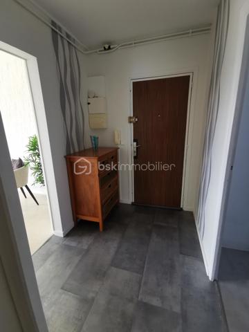 Idéalement situé sur la commune d’Aureilhan, à proximité immédiate des commodités et avec l'école maternelle et élémentaire au pied de la résidence, venez découvrir cet appartement T3 lumineux situé au 2ᵉ étage d’une résidence sécurisée, calme et bien entretenue de taille humaine (seulement 2 entrées de 10 appartements).

Développant 68 m² habitables en mesurage Loi Carrez (75 m² au sol), cet appartement offre des volumes agréables et une belle luminosité grâce à son exposition plein sud.

Il se compose d'une entrée fonctionnelle, d'un couloir avec placard, d'un séjour lumineux ouvrant sur un balcon avec vue dégagée sur les Pyrénées, d'une salle à manger avec accès balcon (pouvant facilement redevenir une seconde chambre), d'une cuisine séparée et aménagée, d'une loggia buanderie, d'une grande chambre avec placard, d'une salle d’eau et d'un WC indépendant.

Le double vitrage est présent. Un volet roulant électrique sur les portes fenêtres du salon et un volet manuel sur les portes fenêtres de la salle à manger avec accès sur le balcon de 4,27 m² sont disponibles. Les convecteurs électriques sont récents. Un ballon de 200 L fournit l'eau chaude sanitaire.

Les plus :
- Appartement bien entretenu
- Vue exceptionnelle sur les Pyrénées
- Grande cave privative
- Parking privatif sécurisé par barrière avec stationnements libres au pied de la résidence
- Faibles charges de copropriété : 87 €/mois environ (fonds travaux Loi ALUR inclus)
- Résidence à taille humaine
- Interphone

Ce bien conviendra parfaitement pour une résidence principale, un premier achat ou un investissement locatif.