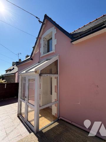 Dans une petite rue discrète de Quimperlé, maison des années 20, présentant ce caractère des de...