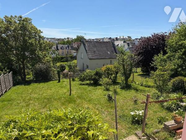 Dans une petite rue discrète de Quimperlé, maison des années 20, présentant ce caractère des de...