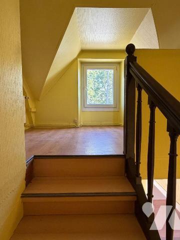 Dans une petite rue discrète de Quimperlé, maison des années 20, présentant ce caractère des de...