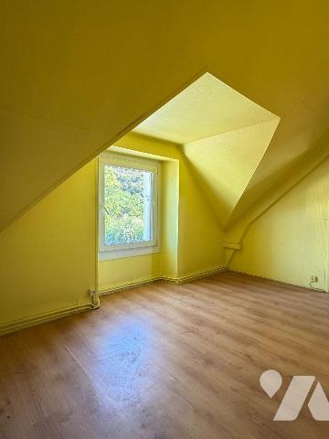 Dans une petite rue discrète de Quimperlé, maison des années 20, présentant ce caractère des de...