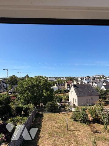 Dans une petite rue discrète de Quimperlé, maison des années 20, présentant ce caractère des de...