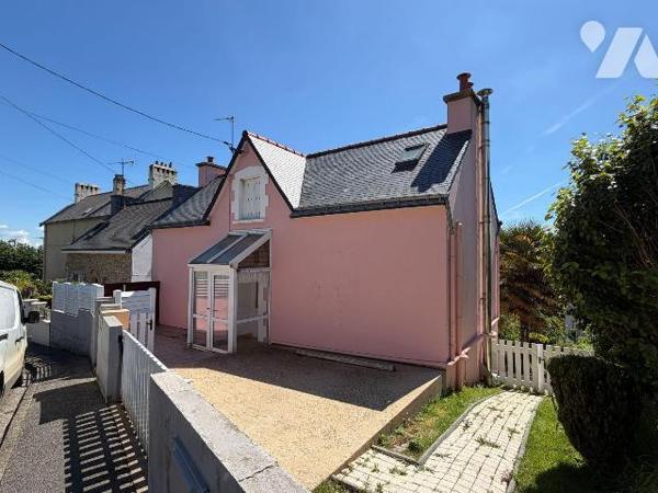 Dans une petite rue discrète de Quimperlé, maison des années 20, présentant ce caractère des de...